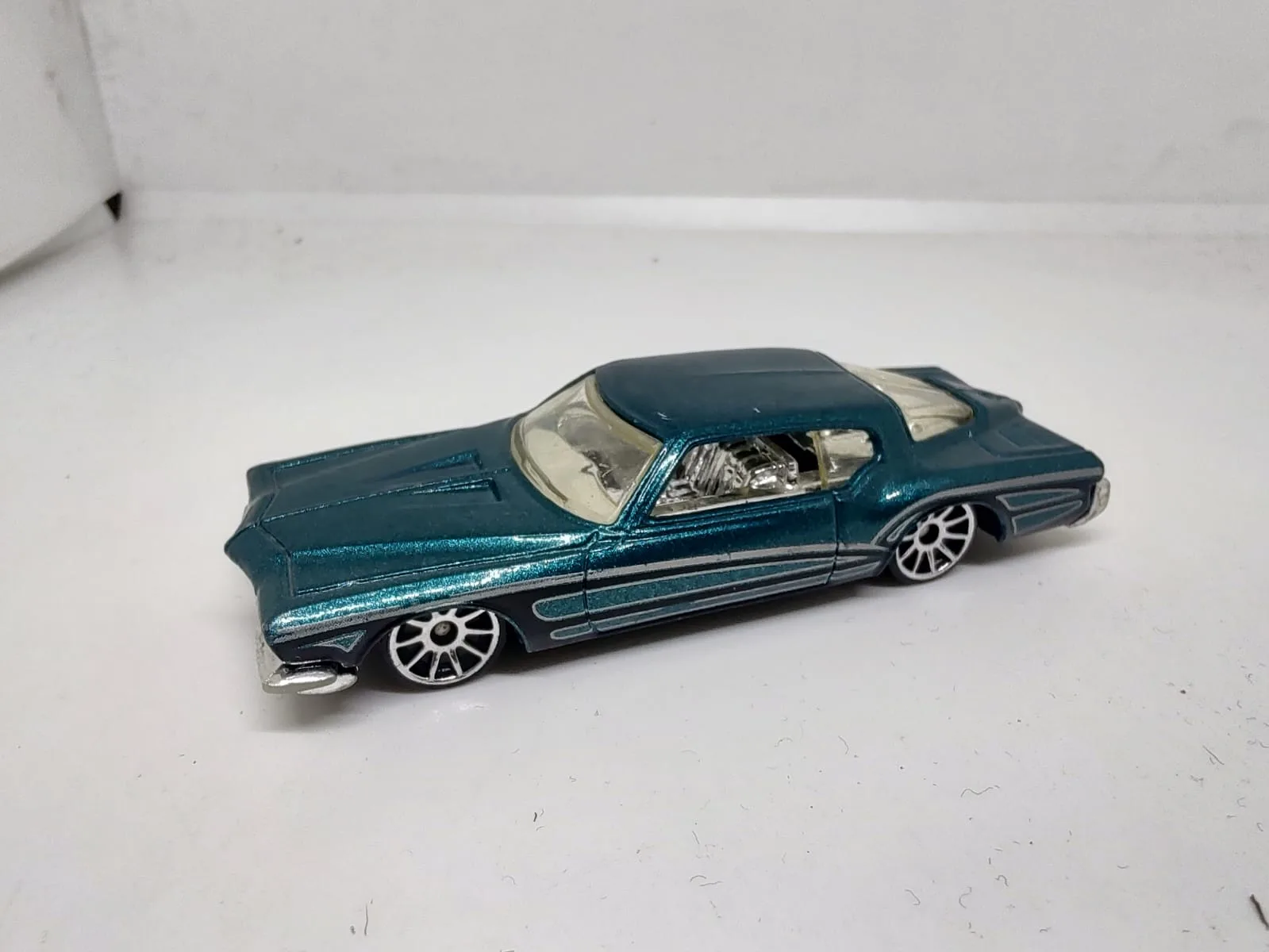 1971 Buick Riviera — azul verdoso con líneas blancas e interior claro