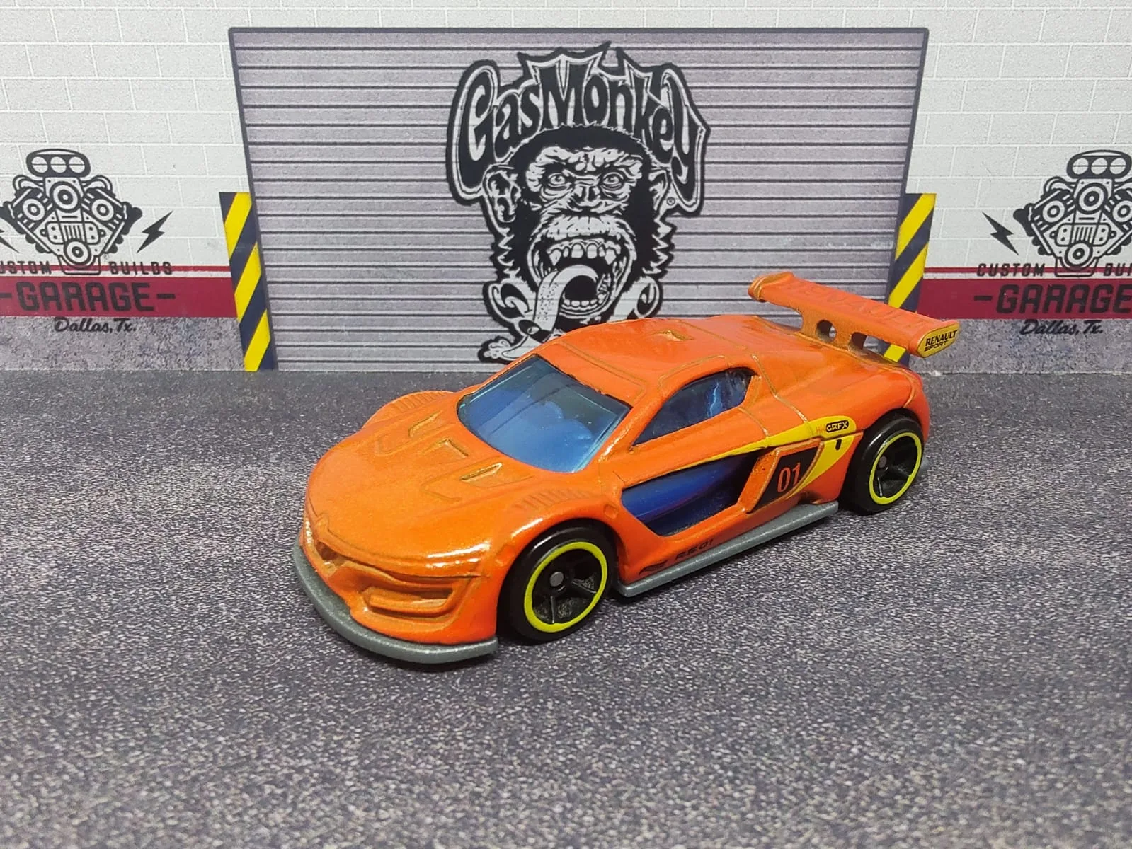 Renault Sport R.S. 01 — naranja con detalles negros, ruedas de aro amarillo
