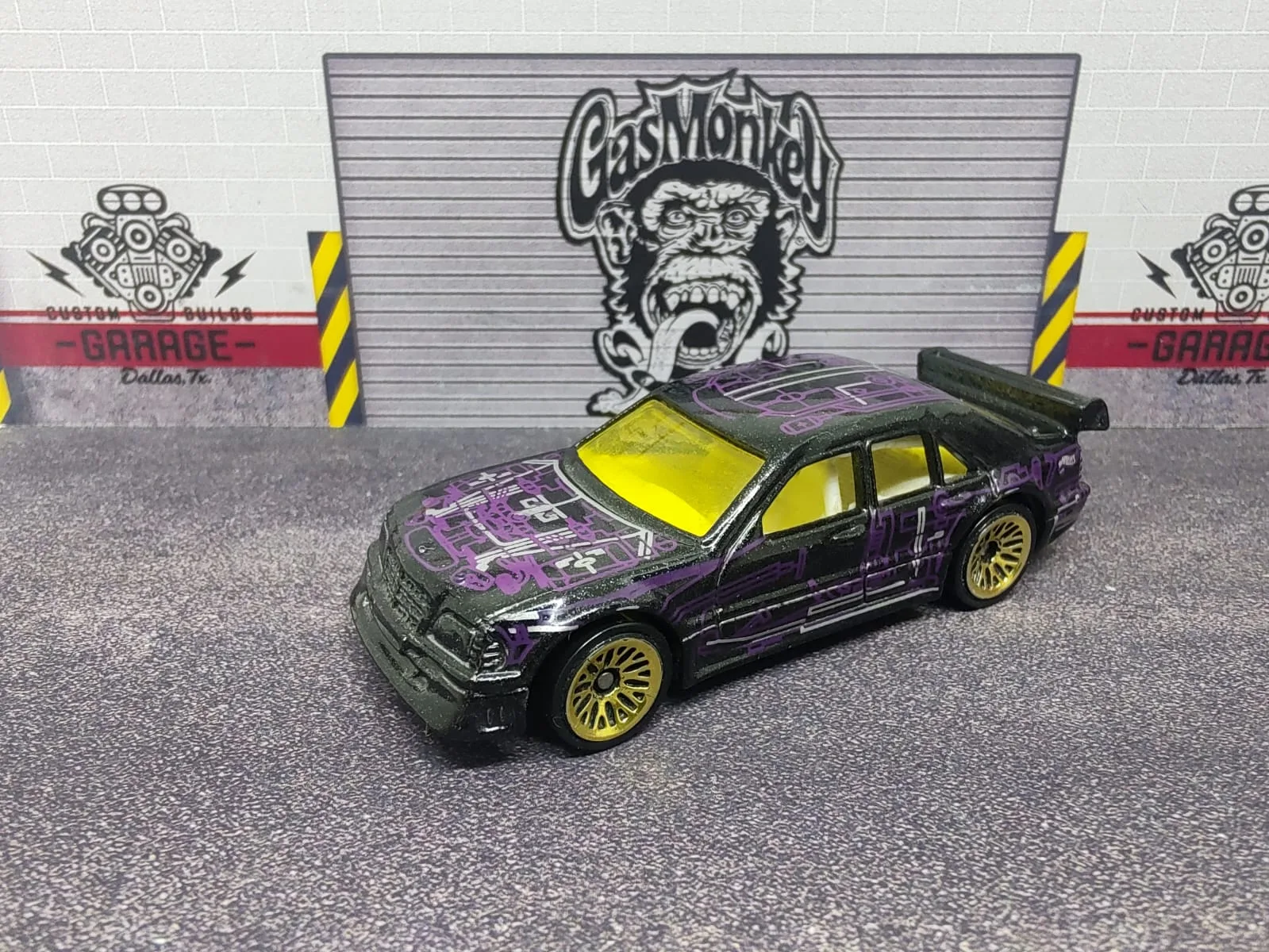 Mercedes C-Class — negro y violeta con gráficas geométricas, vidrios amarillos y llantas doradas