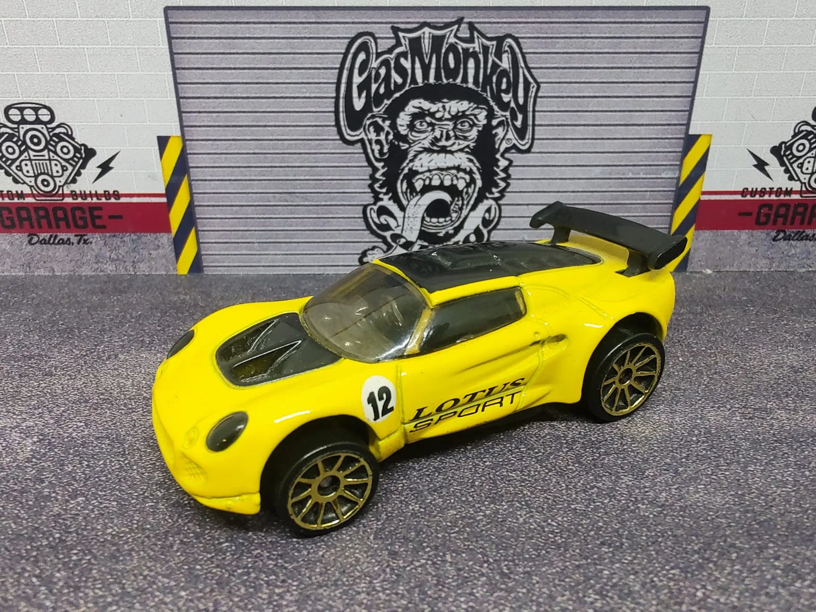 Lotus Sport Elise — amarillo, número 12, ruedas doradas