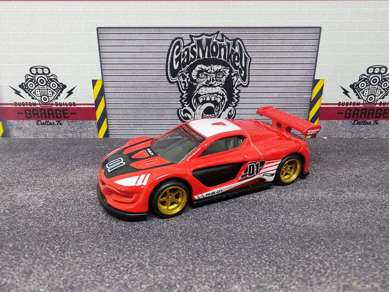 Renault Sport R.S. 01 — rojo, blanco y negro, número 01, ruedas doradas