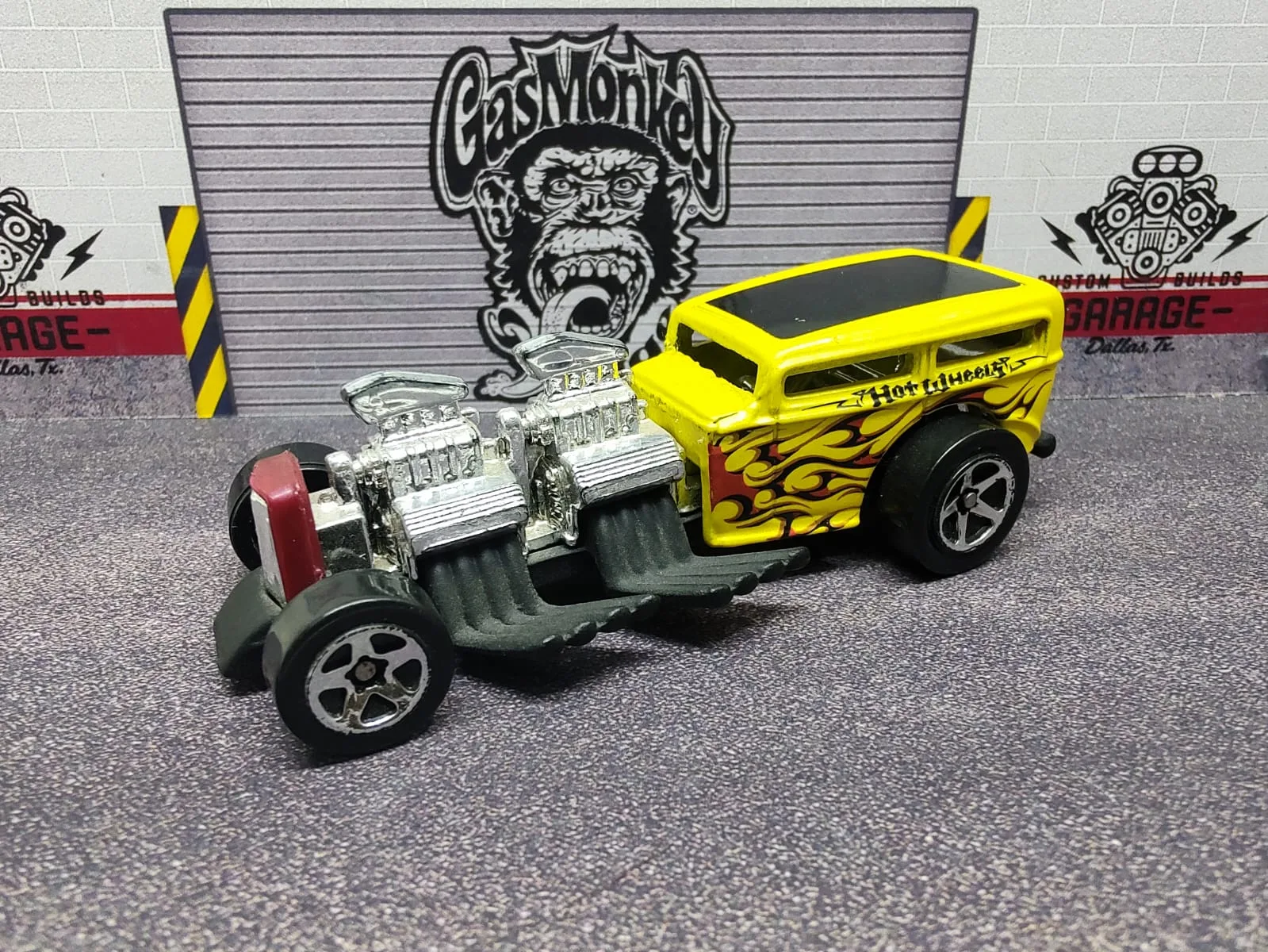 Way 2 Fast — hot rod tipo furgón amarillo con techo negro, llamas y dos motores plateados expuestos