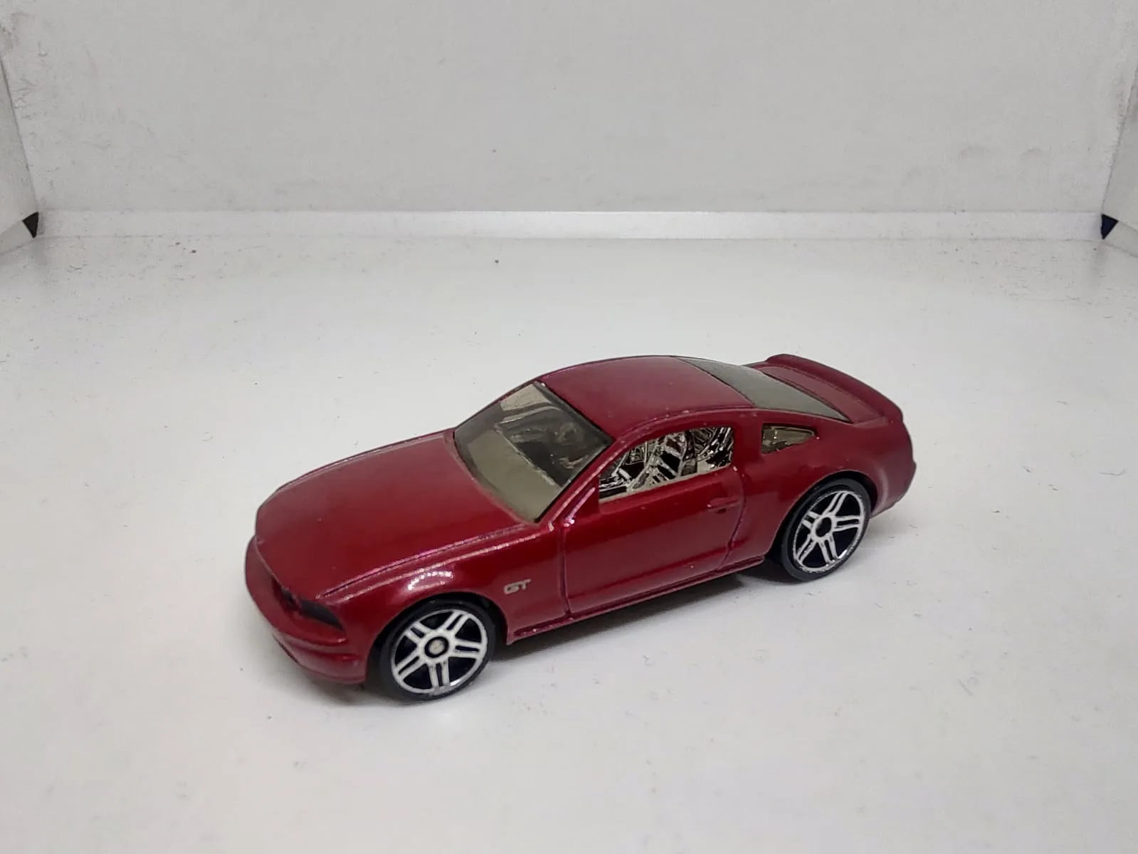 2005 Ford Mustang GT — bordó con detalles plateados y ventanillas transparentes