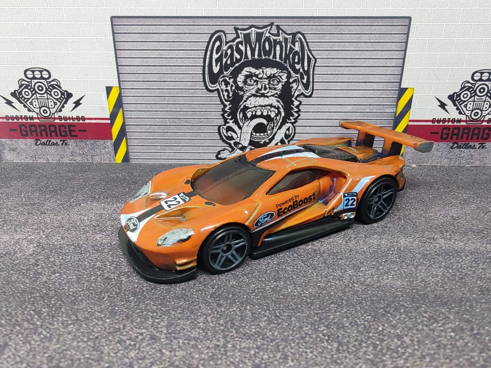 2016 Ford GT Race — naranja y azul, número 2