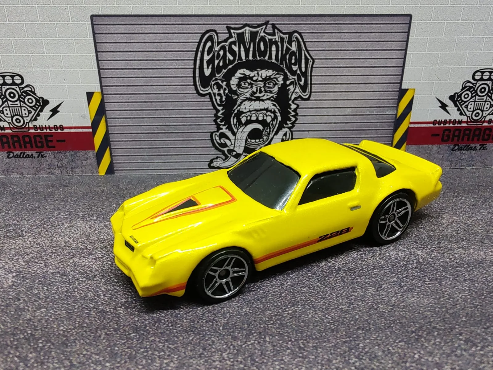 Camaro Z28 — amarillo con franja lateral roja y emblema Z28 visible