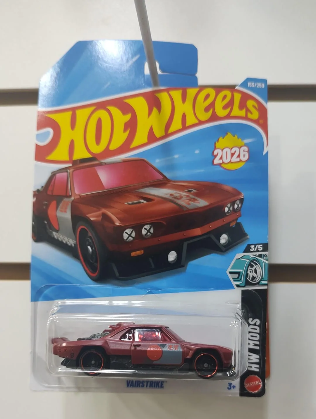 Vairstrike — rojo oscuro con detalles claros, negro y ruedas de aro rojo