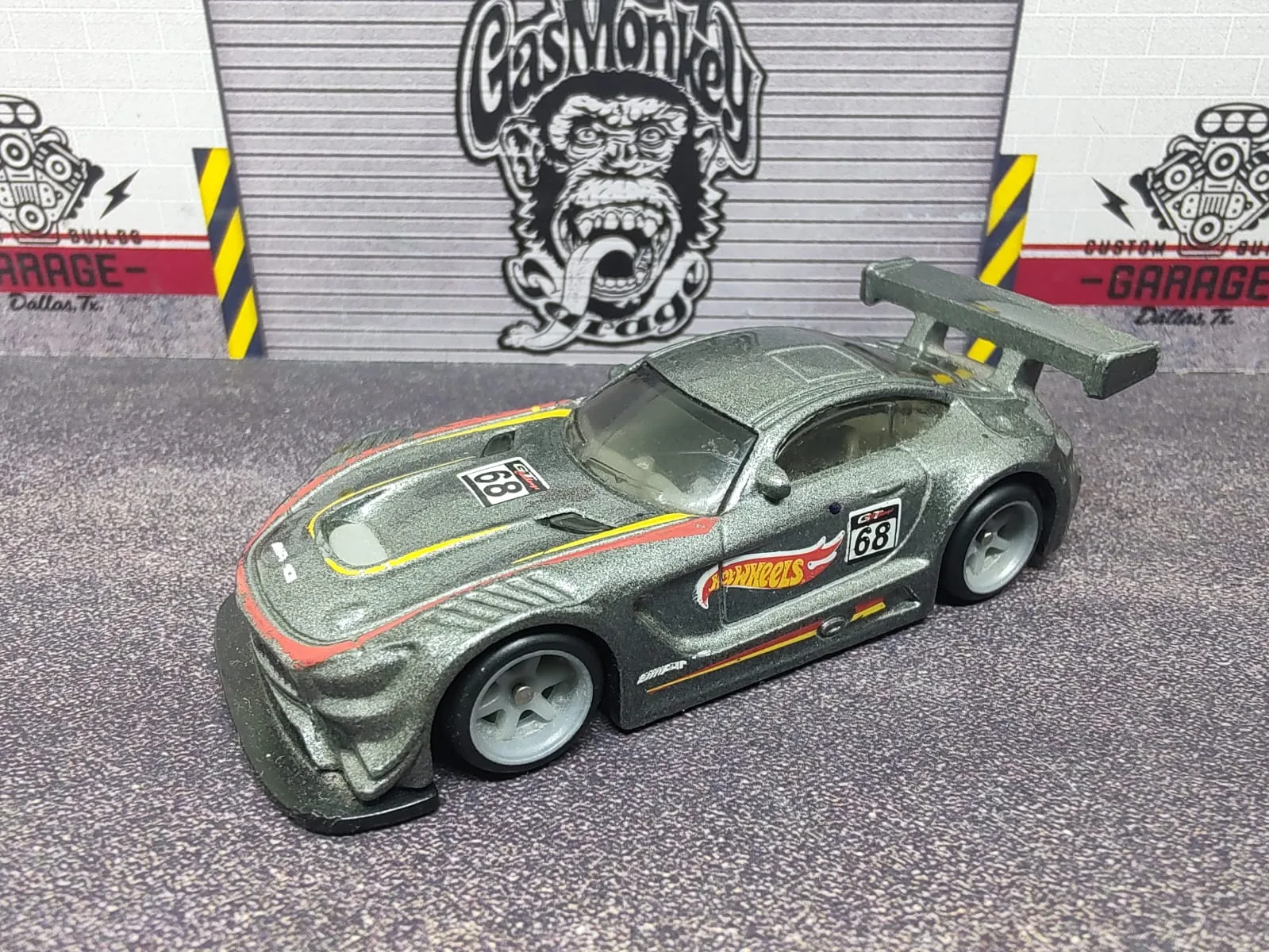 ’16 Mercedes-AMG GT3 — gris metalizado con gráficos amarillos y rojos, número 68, alerón gris y llantas grises
