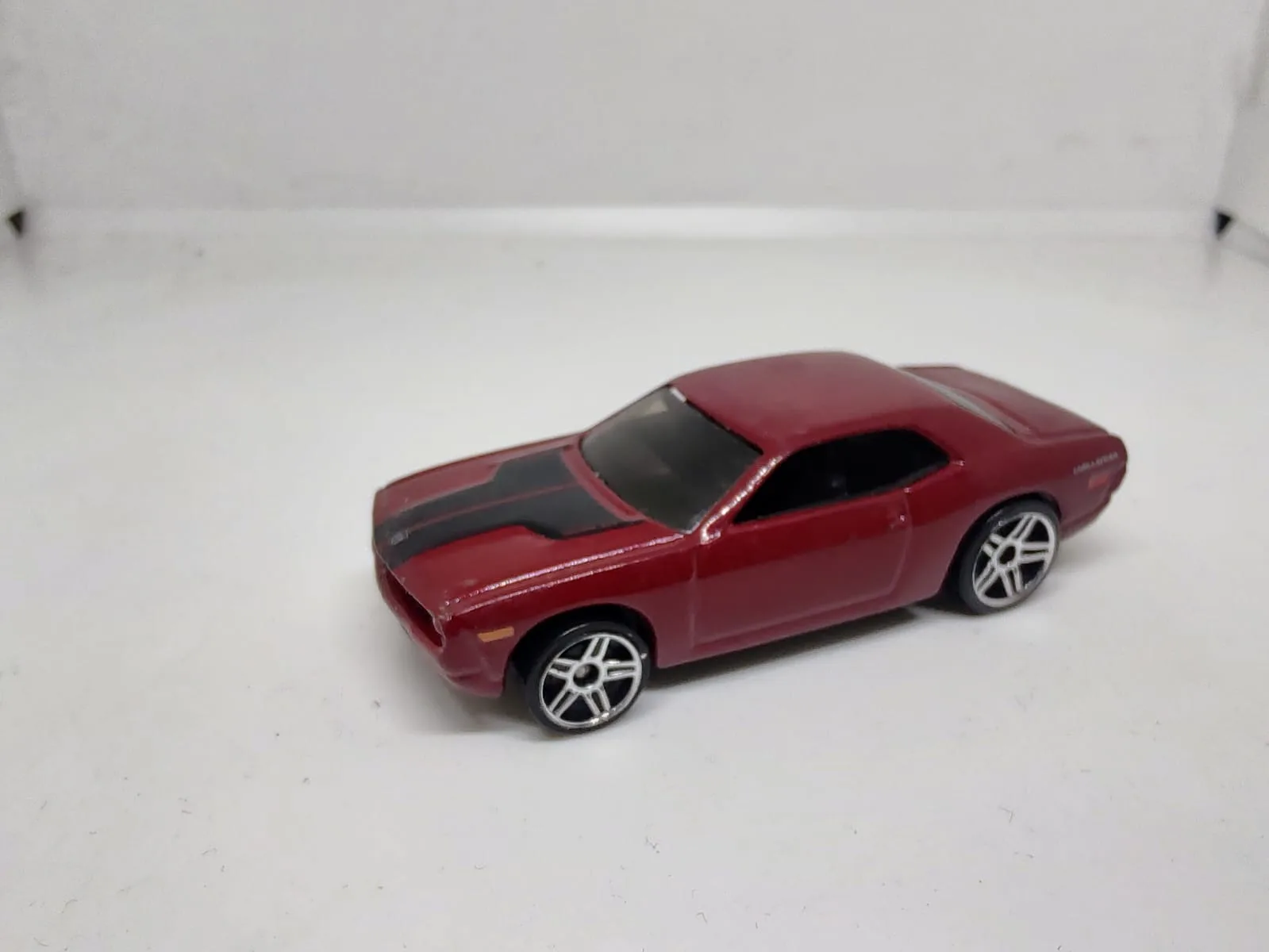 Dodge Challenger Concept — bordó con franjas negras en el capó