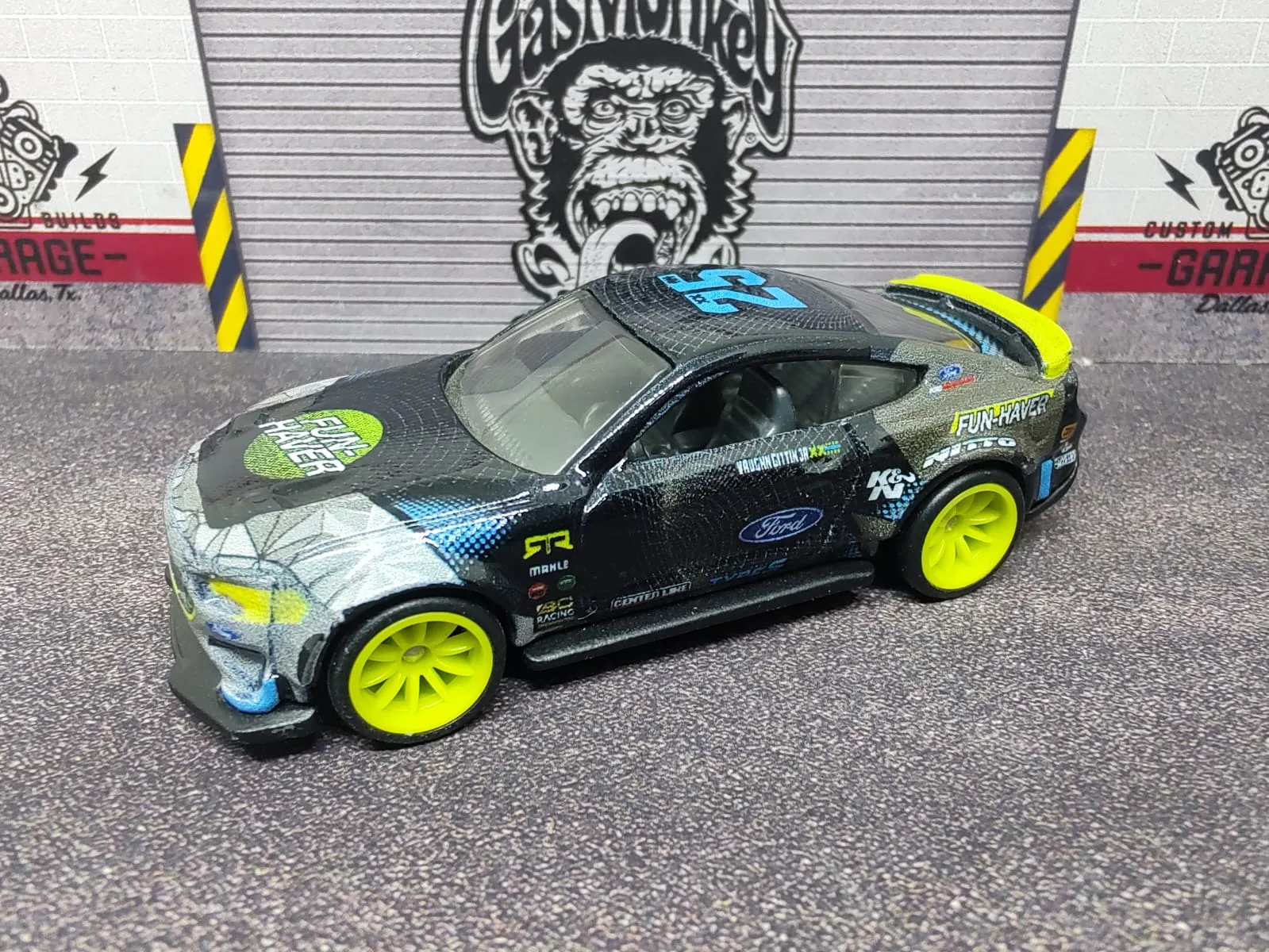 ’18 Ford Mustang RTR Spec 5 — gris y negro con gráficos multicolor, detalles RTR y llantas verde lima
