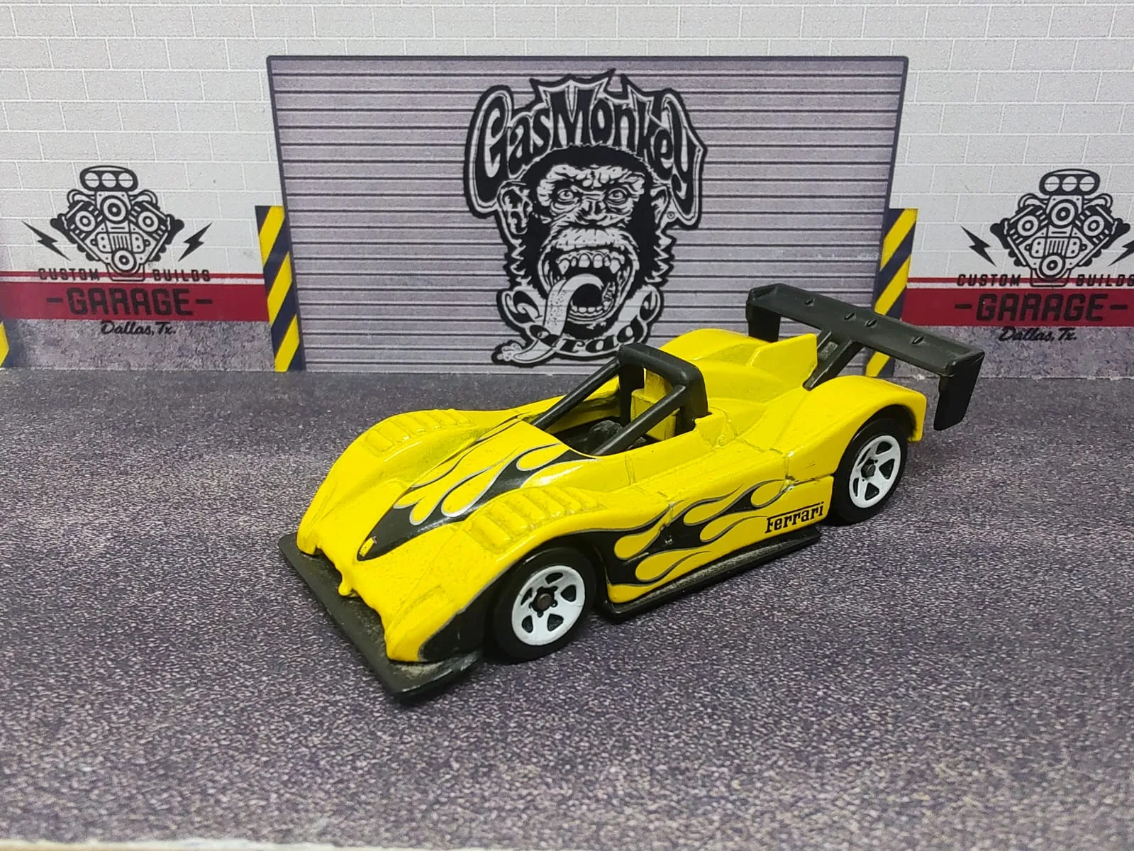 Ferrari 333 SP — amarillo con llamas negras y alerón negro