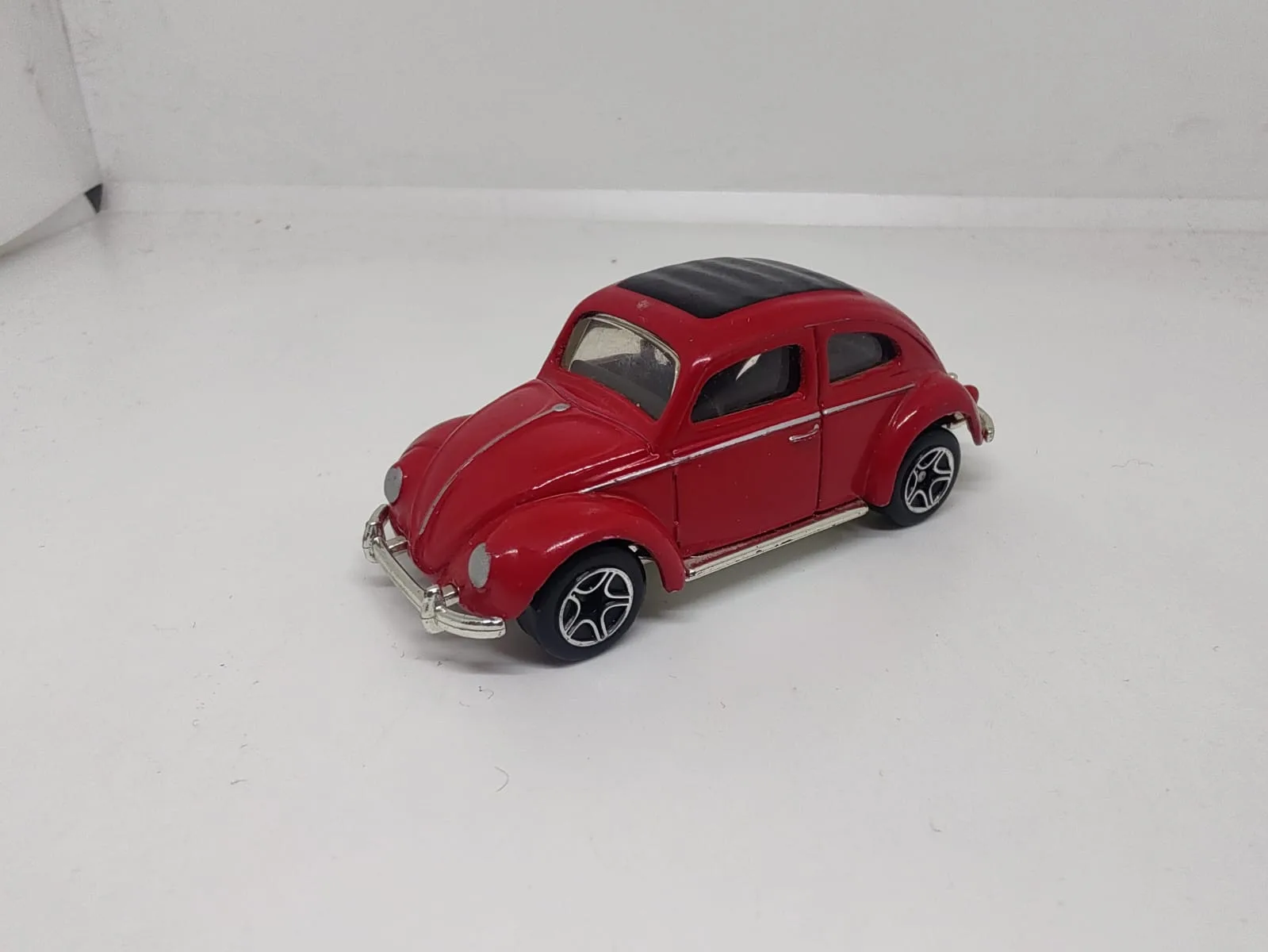 Volkswagen Beetle — rojo con detalles plateados y llantas de cinco radios