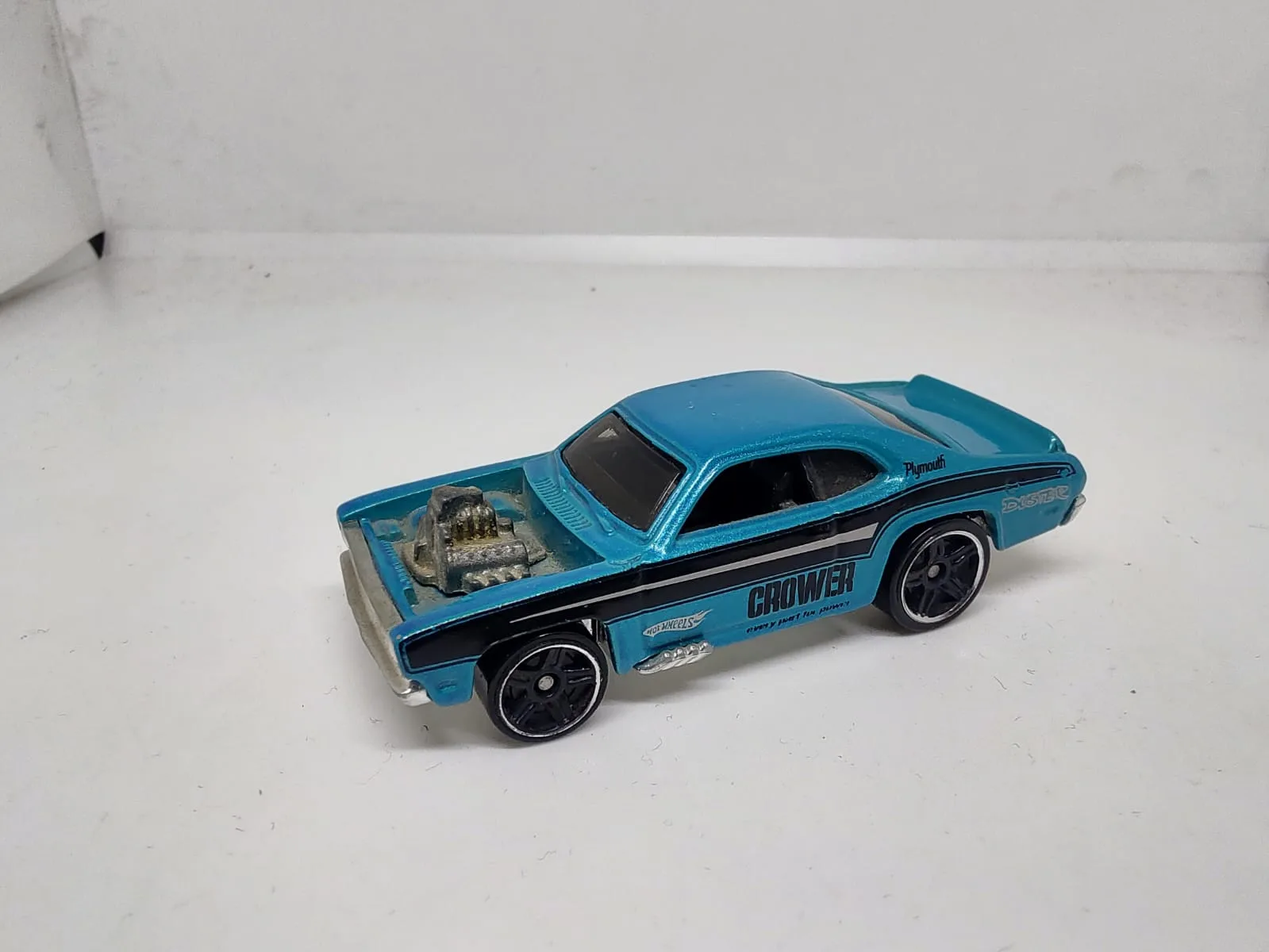 Plymouth Duster Thruster — azul con motor expuesto y decoración Crower