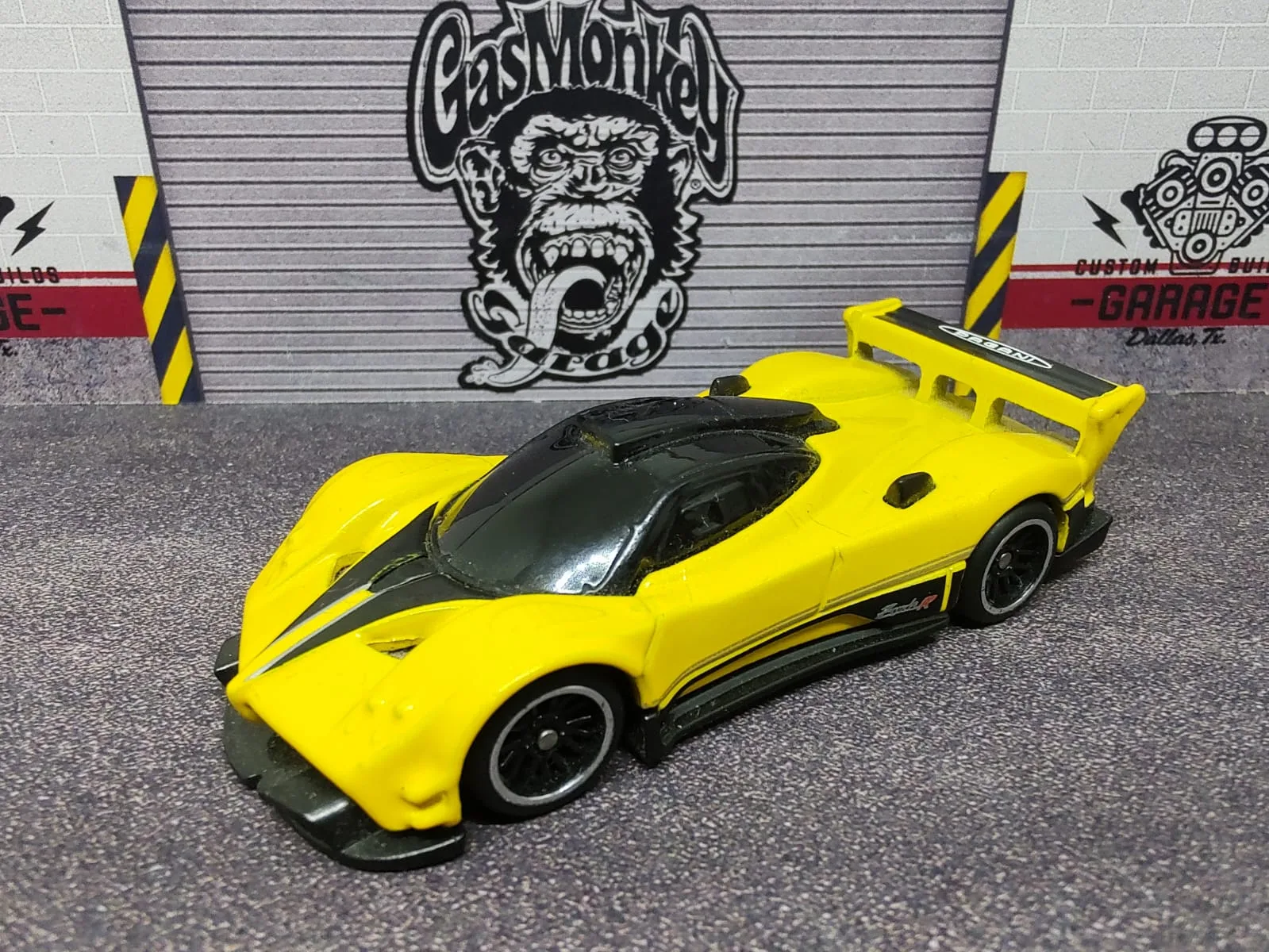 Pagani Zonda R — amarillo con detalles negros, alerón amarillo y llantas negras de aro plateado