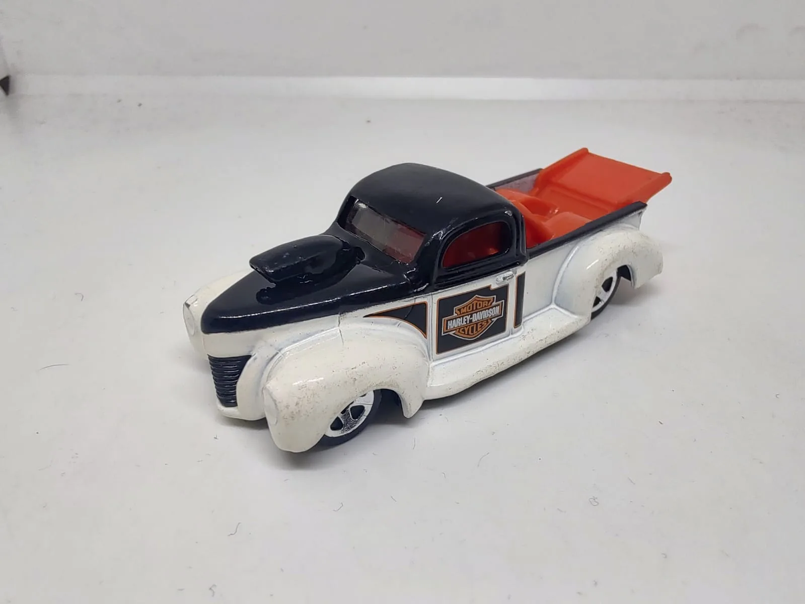 ’40 Ford Truck — pickup blanca y negra con decoración Harley-Davidson y caja naranja