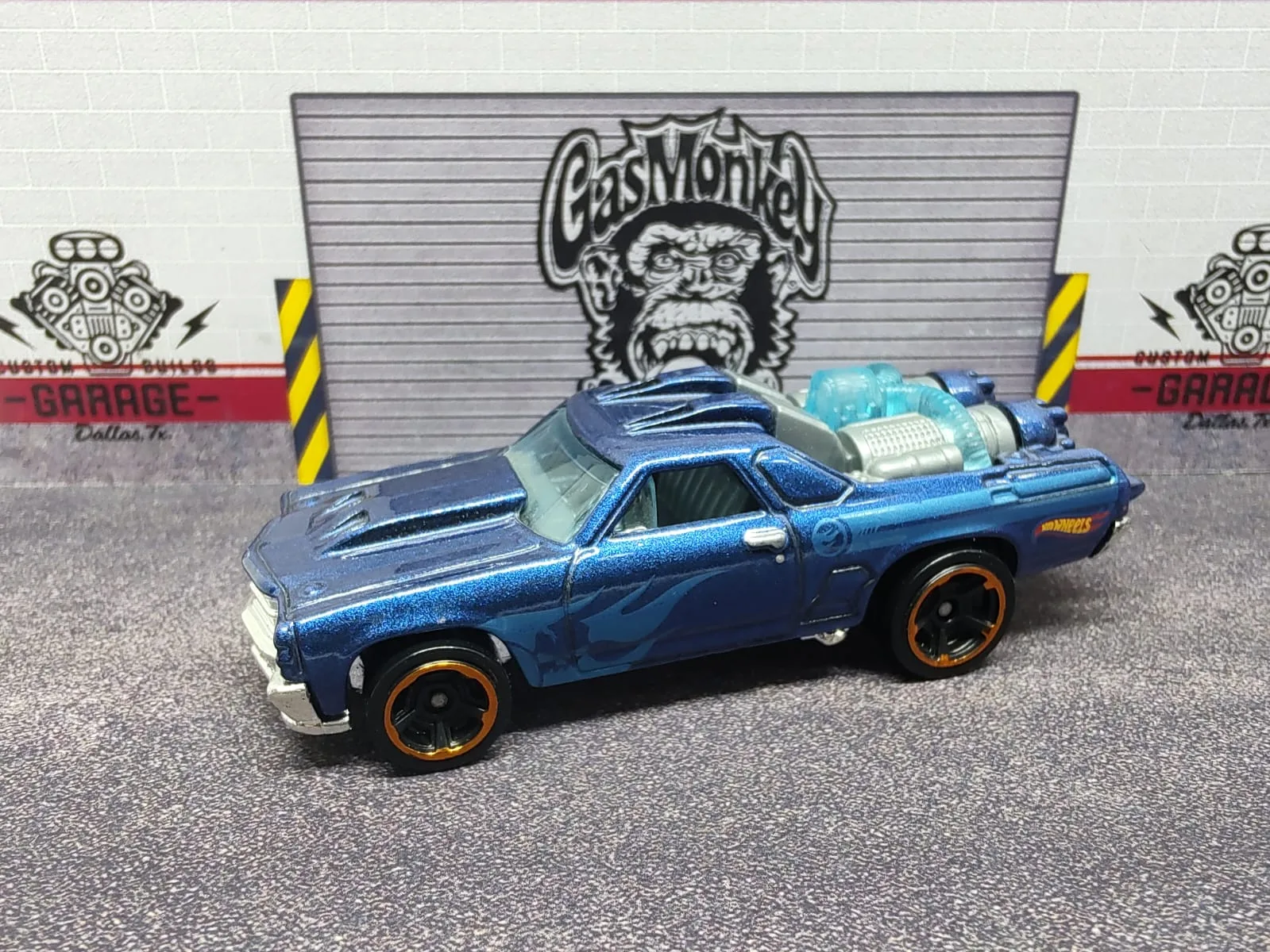 Custom ’71 El Camino — azul metalizado con motor de fantasía celeste y plateado en la caja