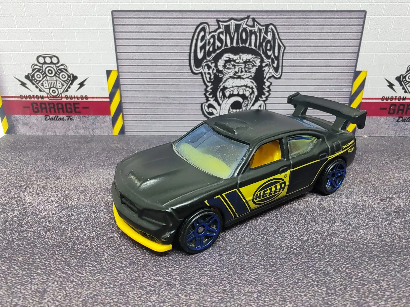 Dodge Charger Drift — negro, amarillo y azul, HELLA