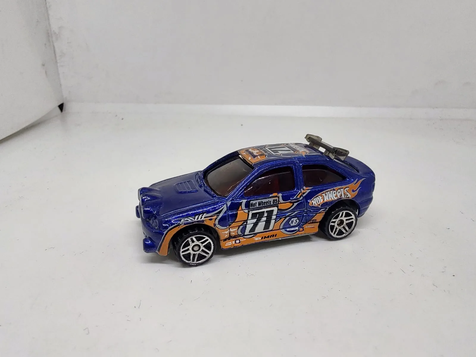 Escort Rally — azul con decoración naranja Hot Wheels Racing y número 71