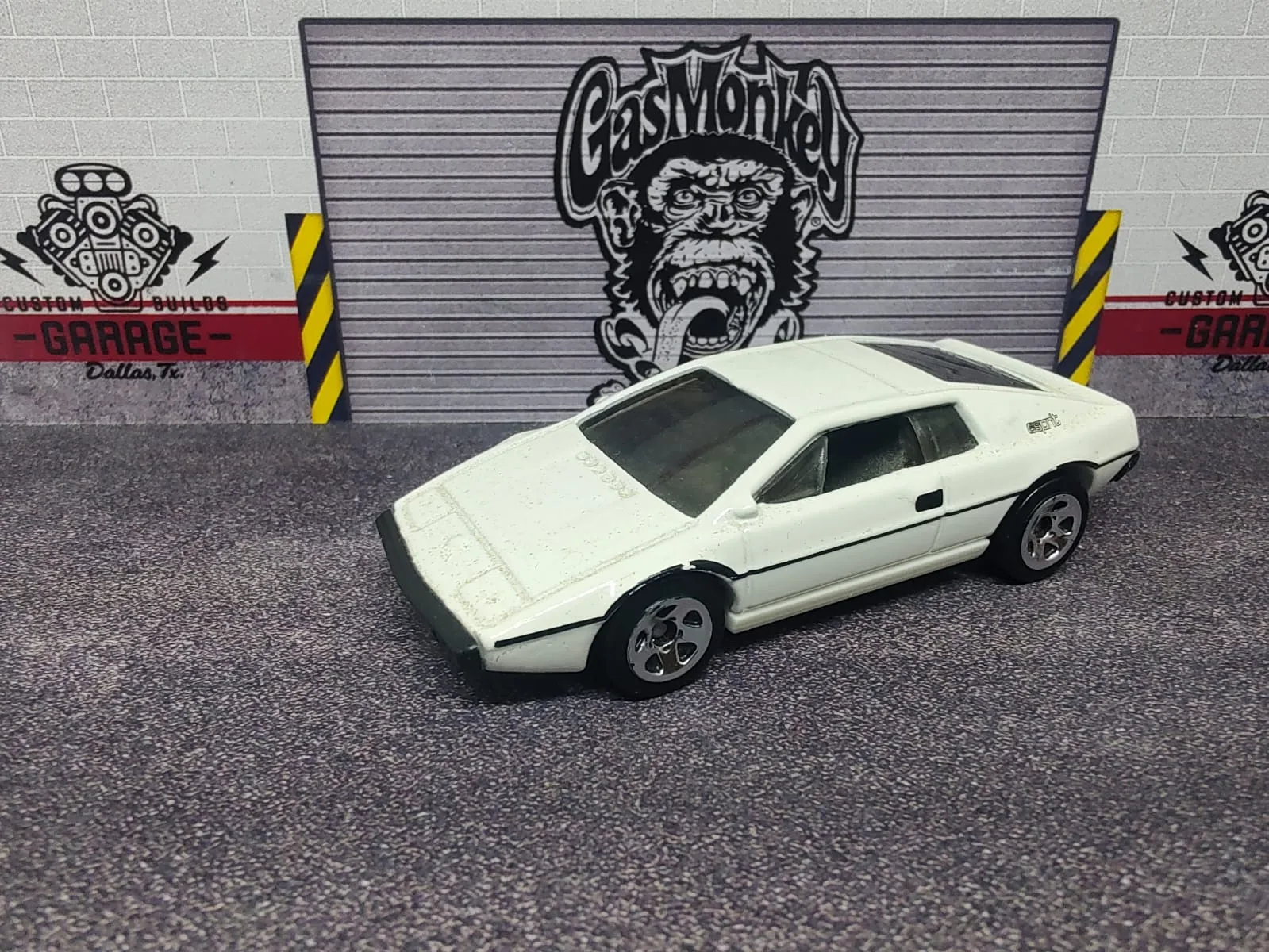 Lotus Esprit S1 — blanco, franja negra