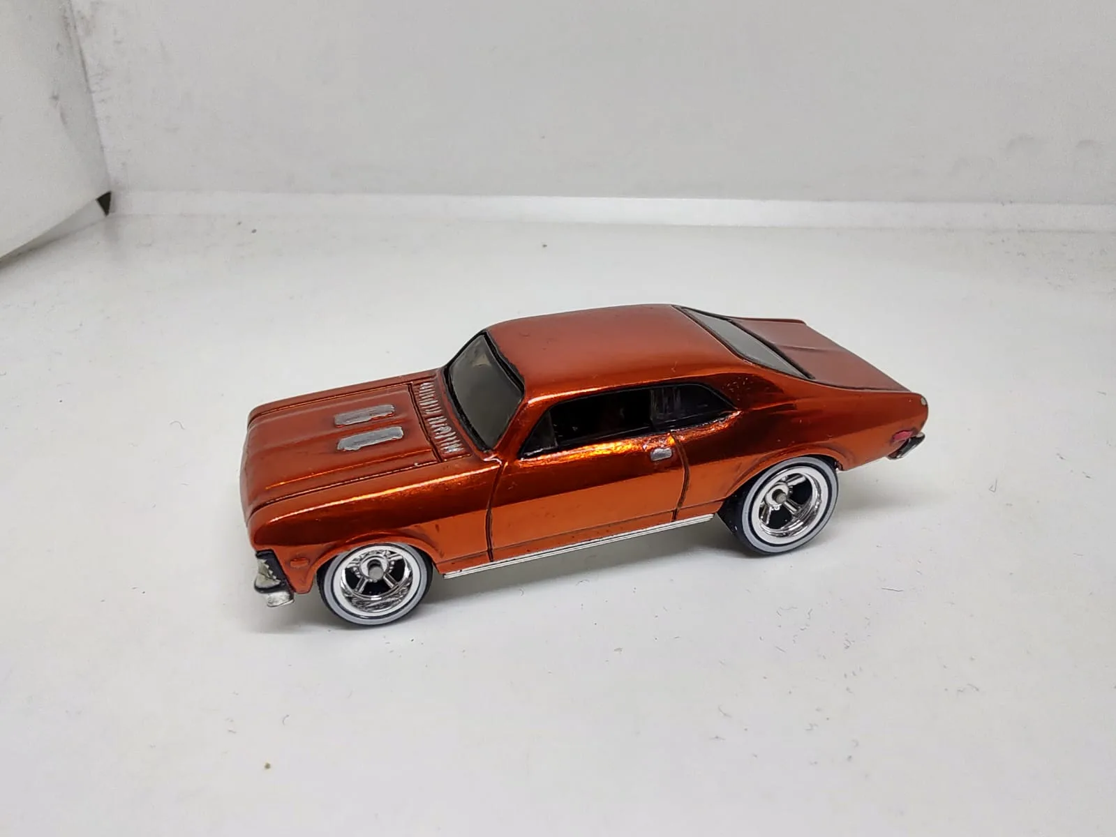 ’68 Chevy Nova — cobrizo metalizado con detalle claro lateral