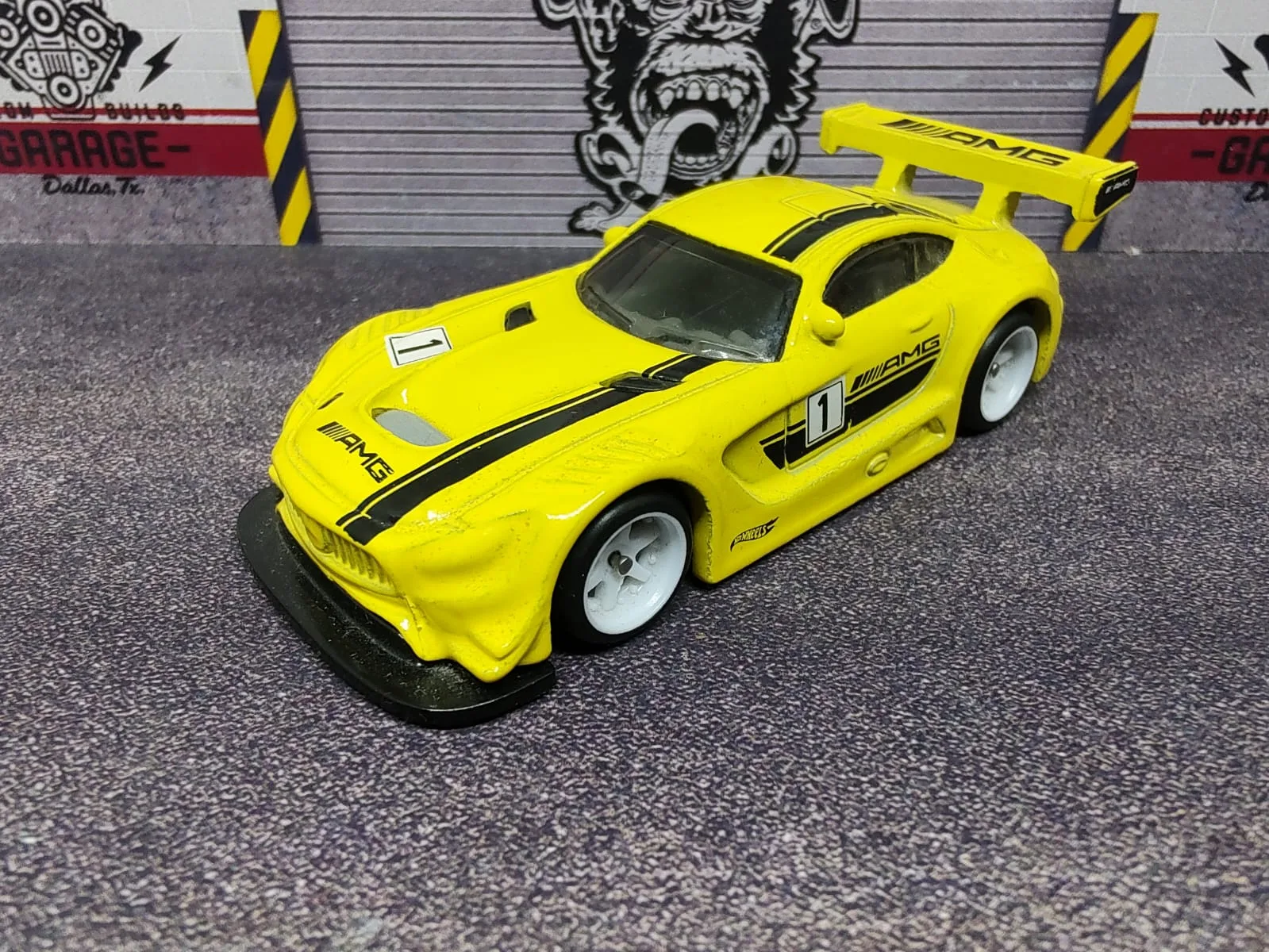’16 Mercedes-AMG GT3 — amarillo con franjas negras, decoración AMG, alerón amarillo y llantas blancas