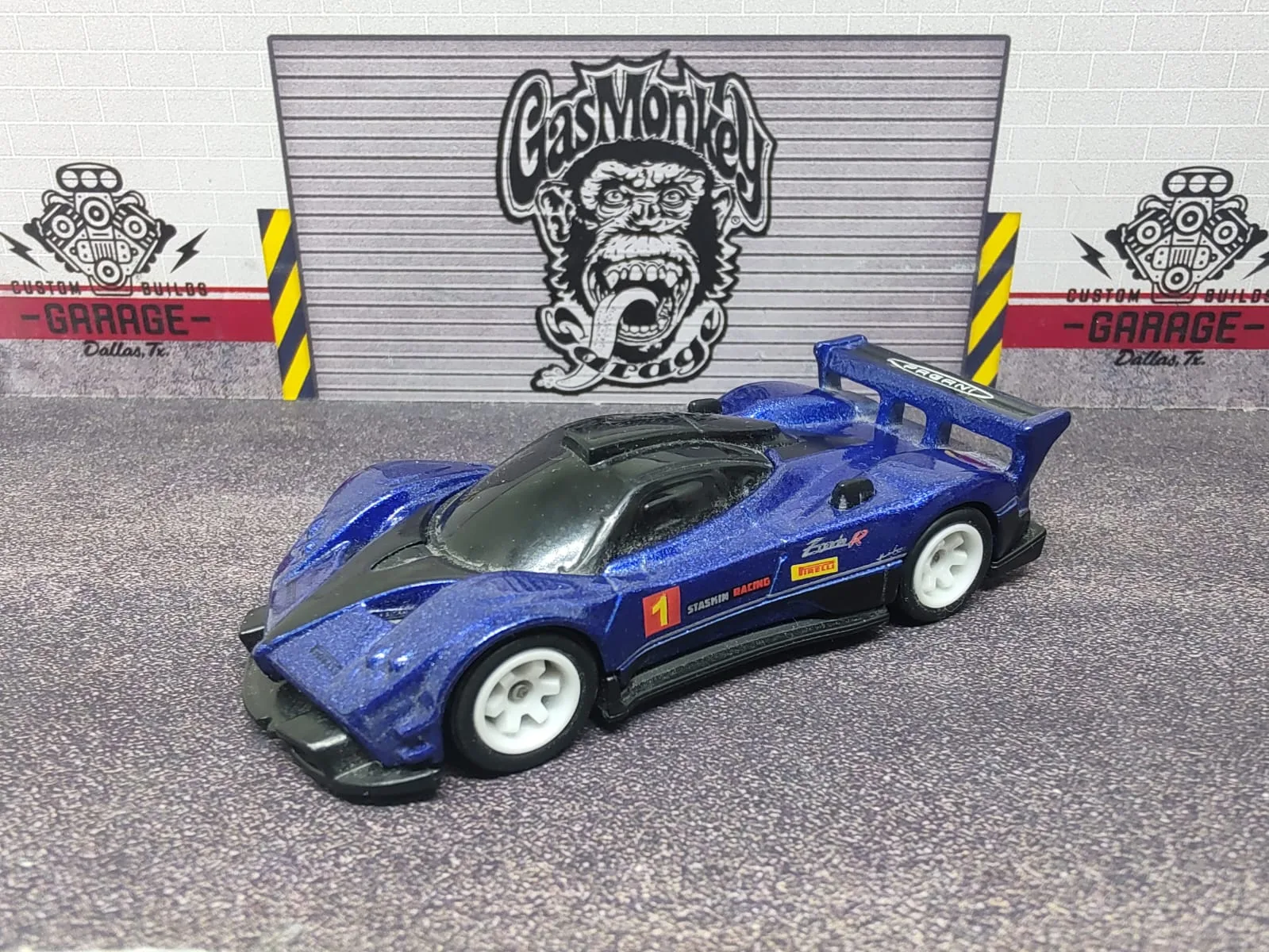 Pagani Zonda R — azul metalizado con detalles negros, número 1, alerón azul y llantas blancas