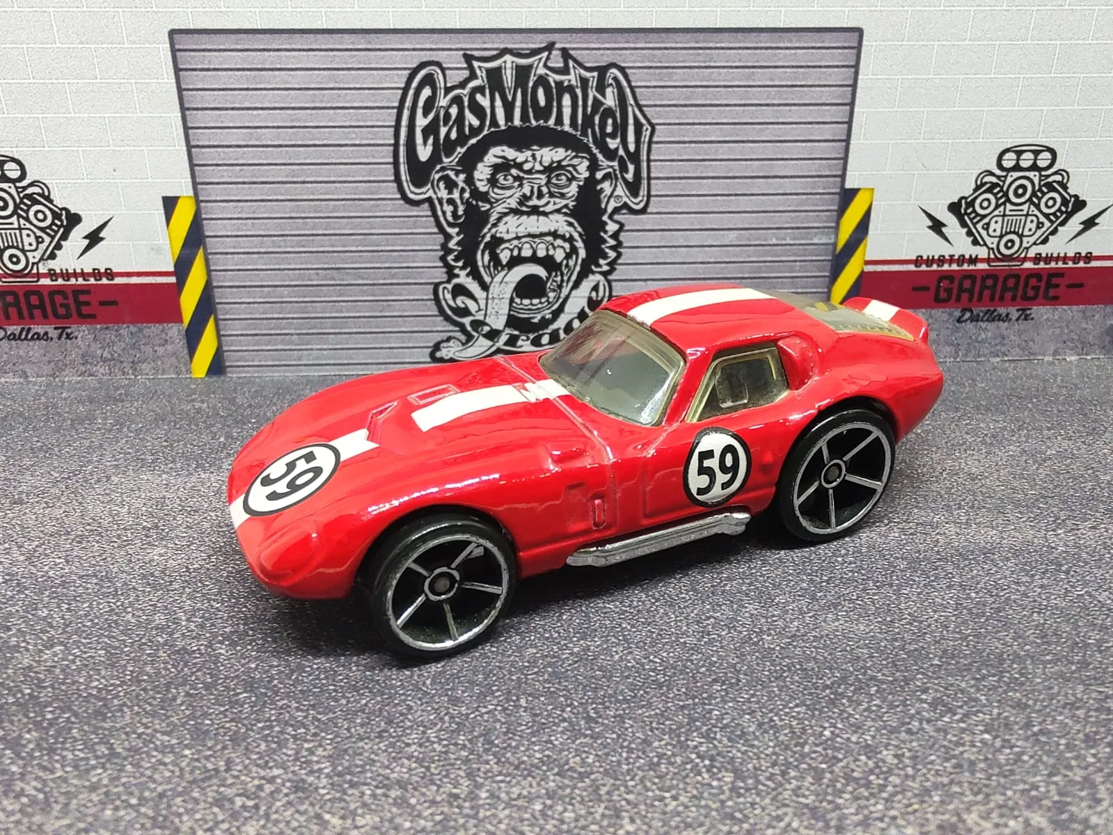 Shelby Cobra Daytona Coupe — rojo con franjas blancas y número decorativo 59