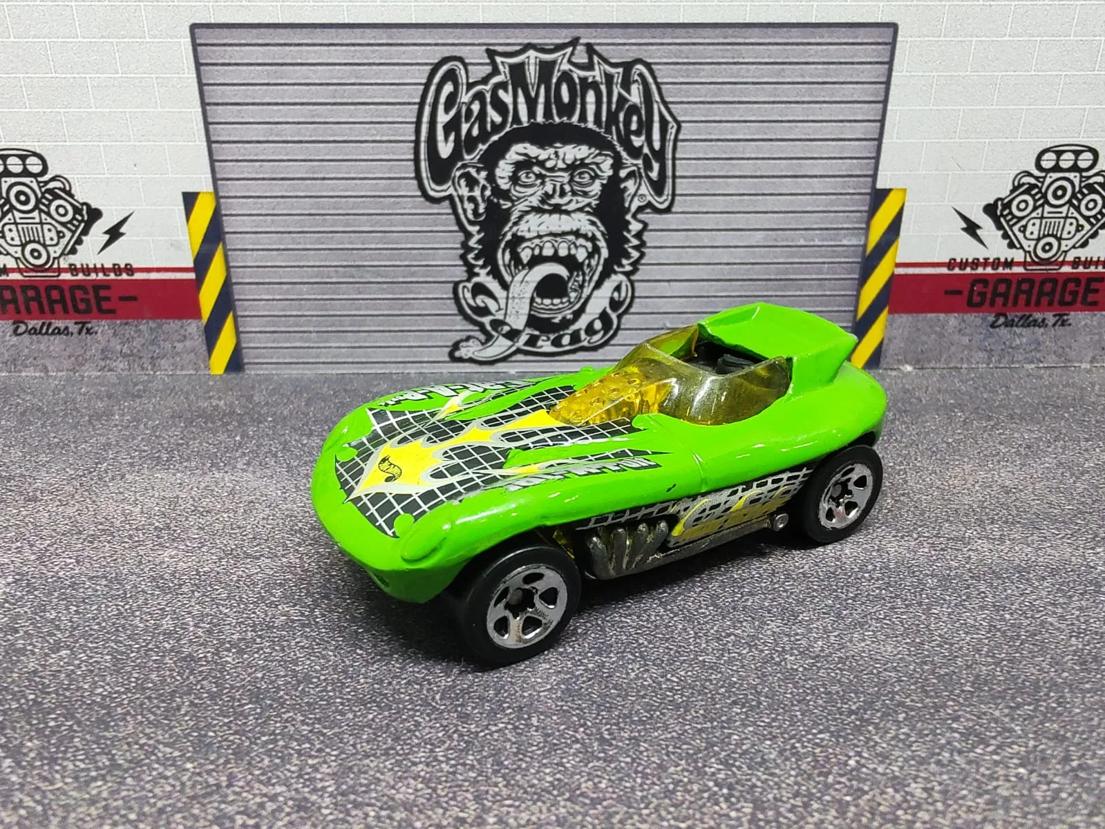 Cat-A-Pult — deportivo de fantasía verde lima con parabrisas amarillo, gráfica geométrica y motor lateral visible