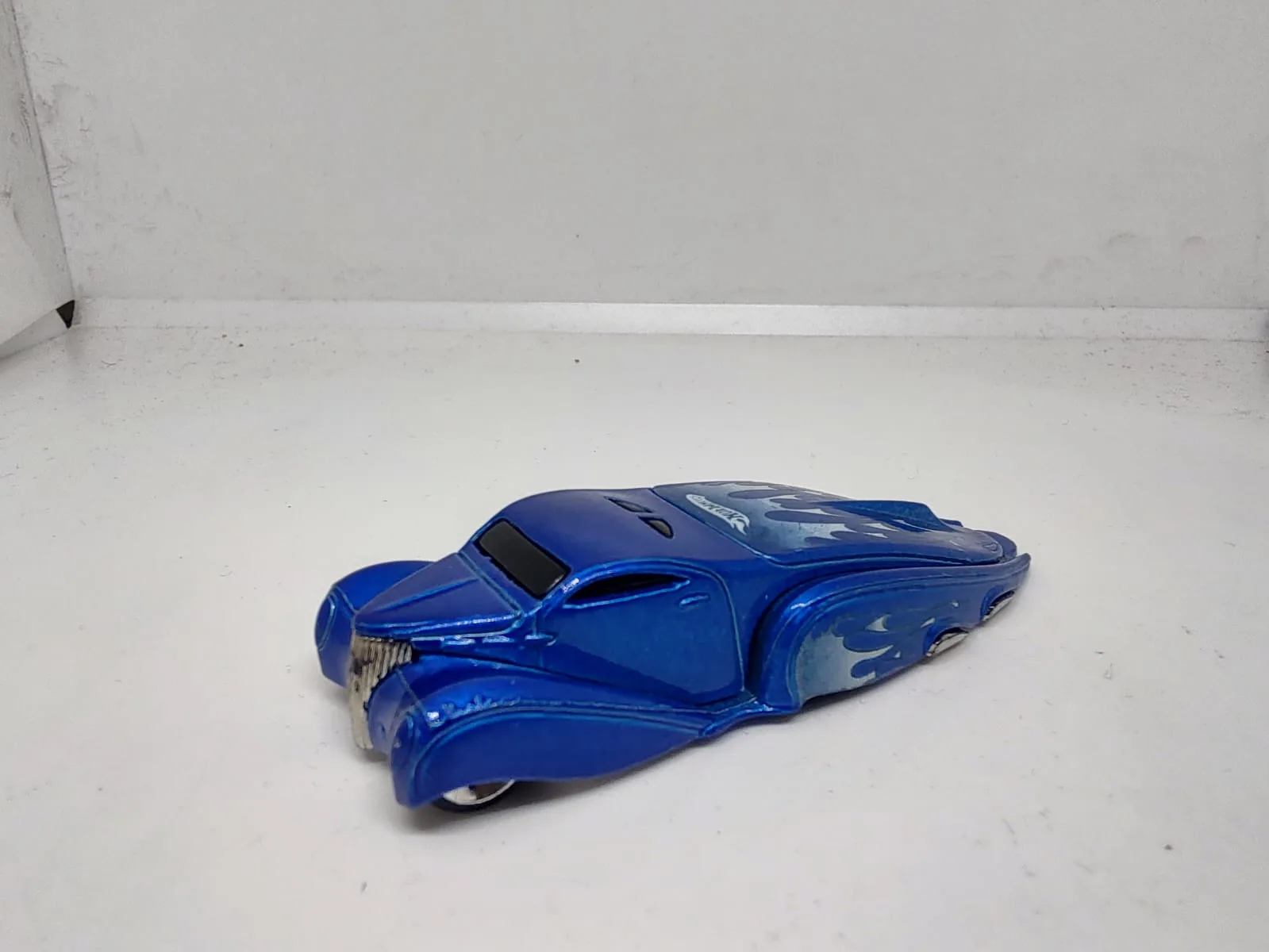 Ooz Coupe — azul con llamas plateadas y carrocería alargada carenada