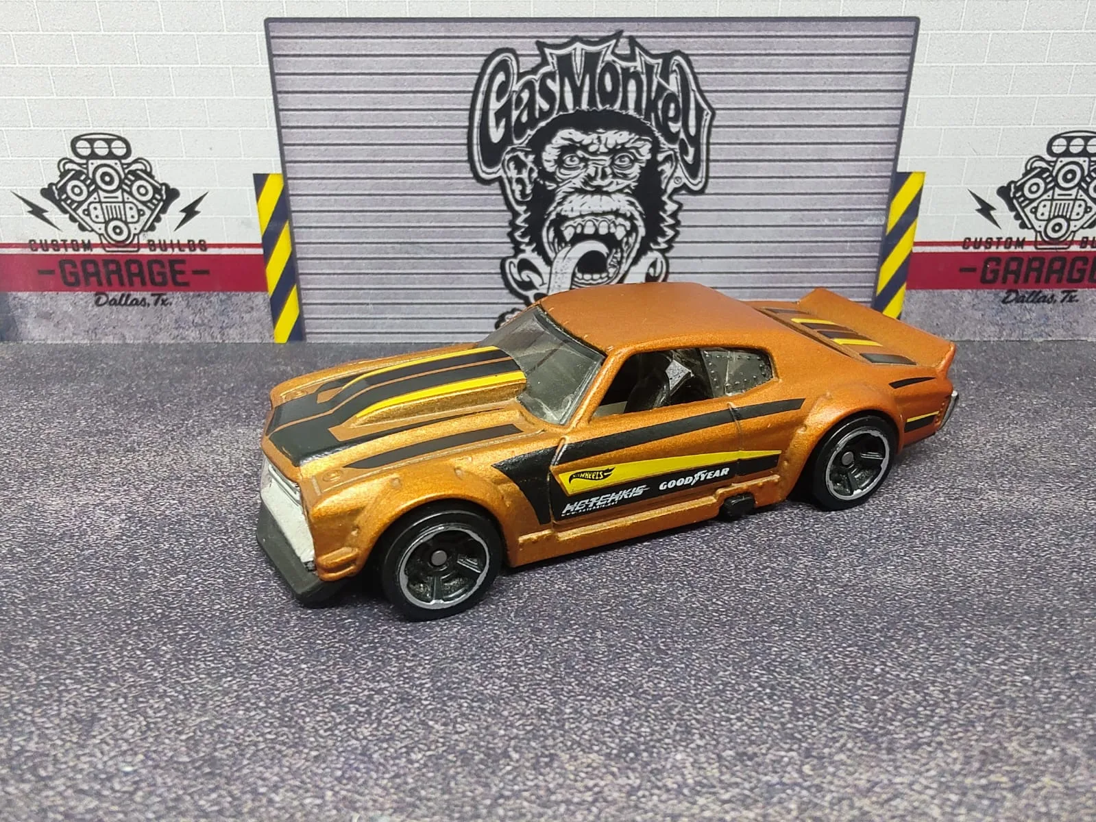 ’70 Chevy Chevelle — naranja, franjas negras