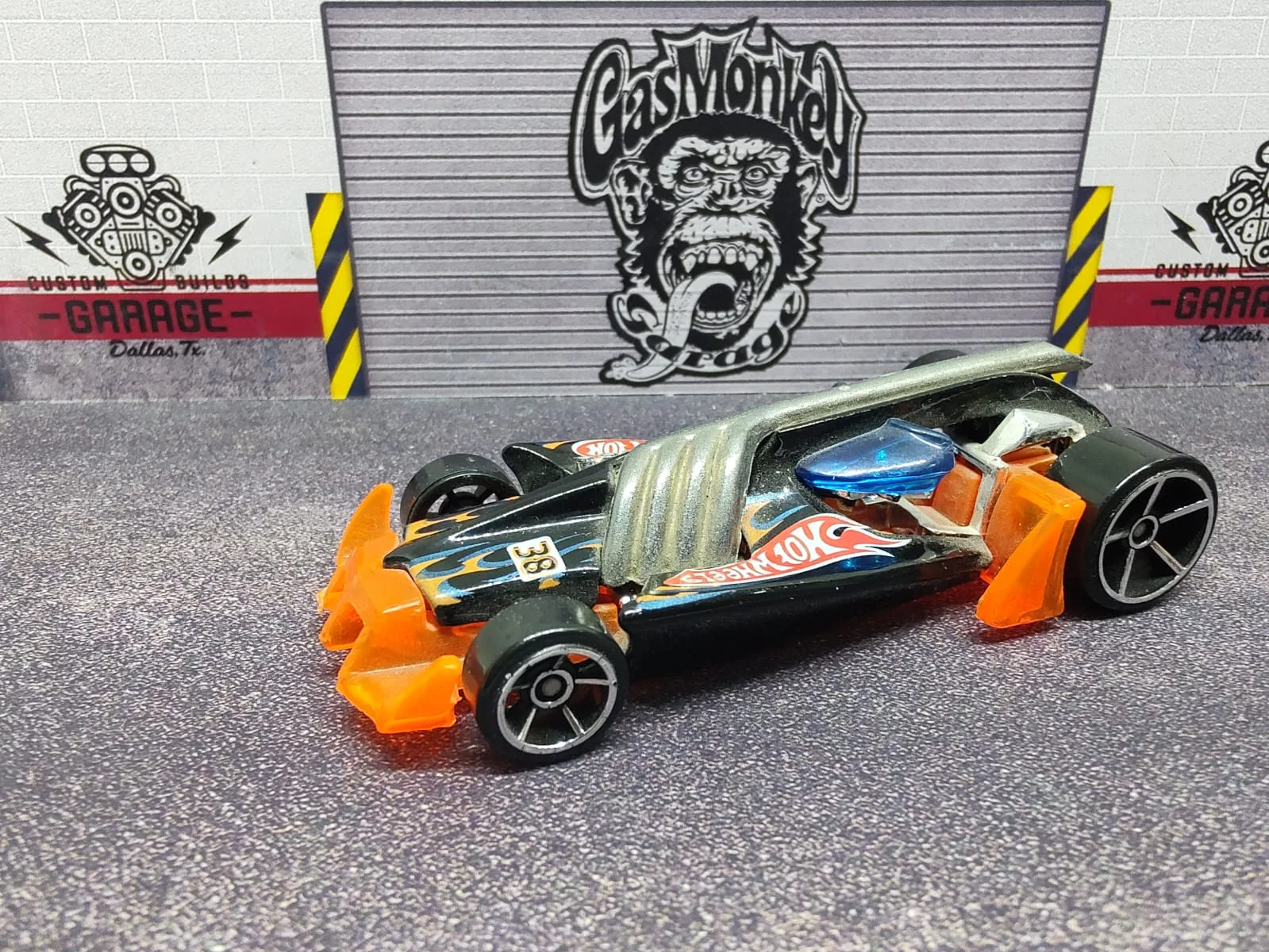 Vulture Roadster — monoplaza de fantasía negro y naranja con grandes estructuras plateadas y número decorativo 33