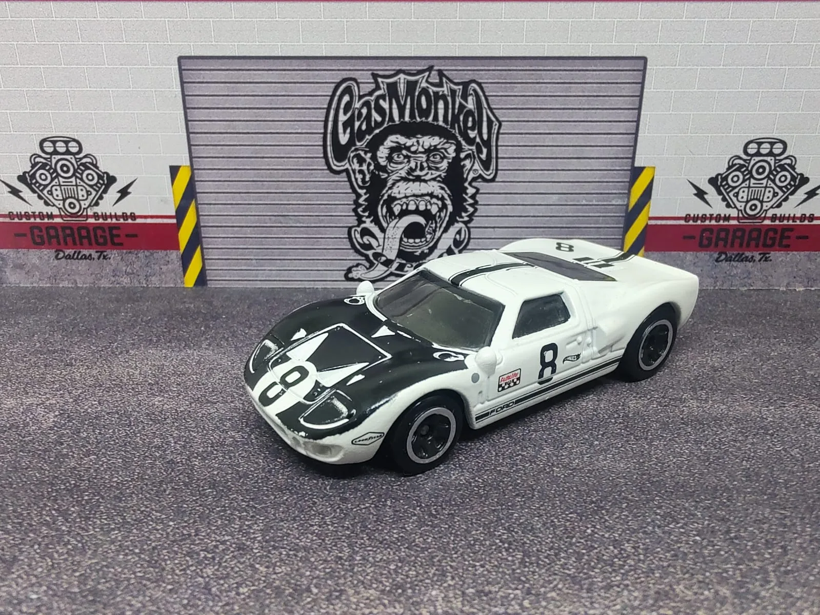 Ford GT-40 — blanco con franjas negras y número decorativo 8