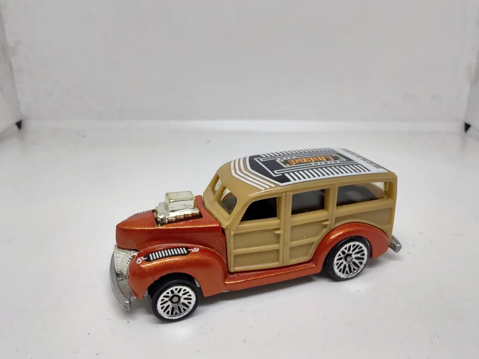 ’40s Woodie — cobrizo con paneles beige y decoración en el techo