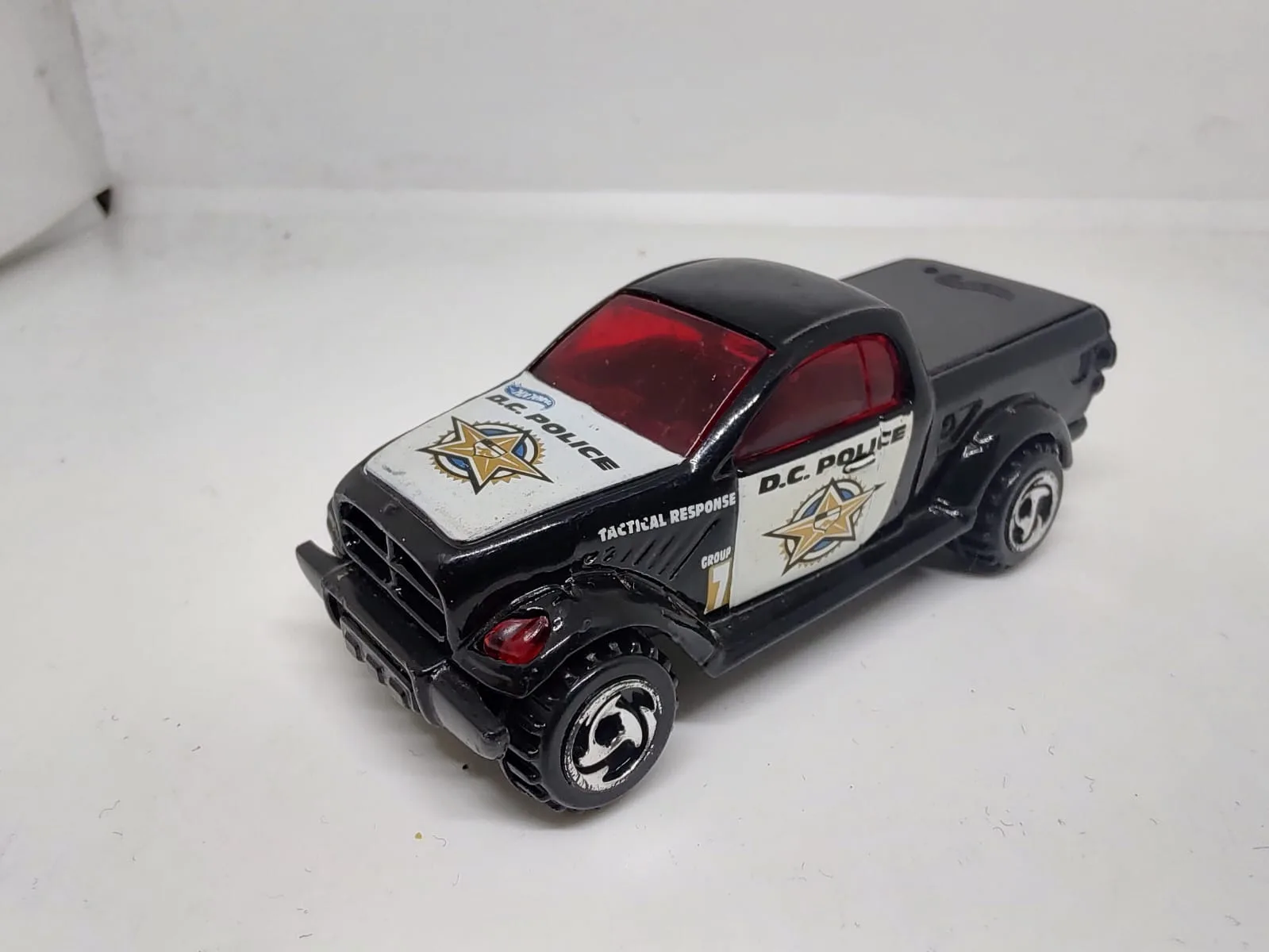 Dodge Power Wagon — pickup policial negra con puertas blancas y gráfica D.C. Police