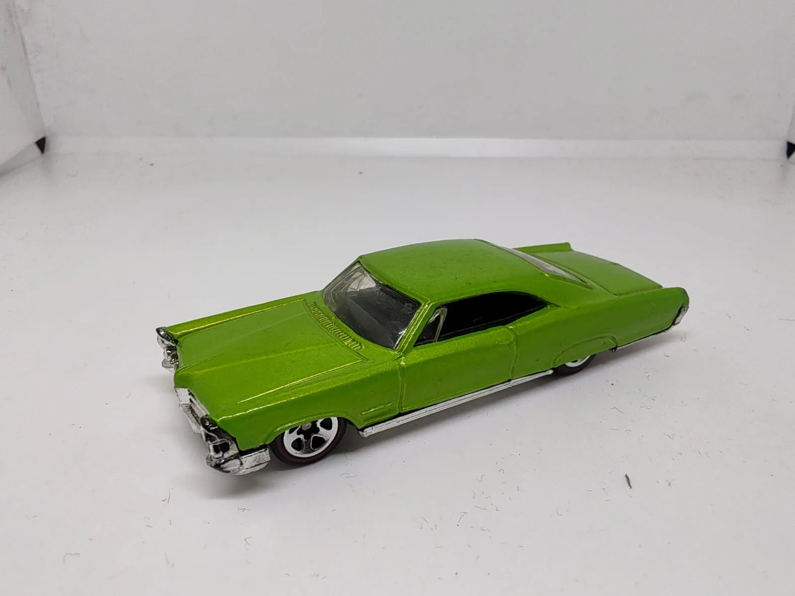 ’65 Pontiac Bonneville — verde lima con techo negro y llantas con aro rojo