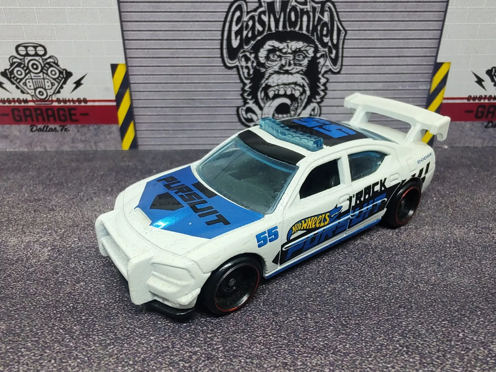Dodge Charger Drift — blanco, capó azul y franjas azules; POLICE