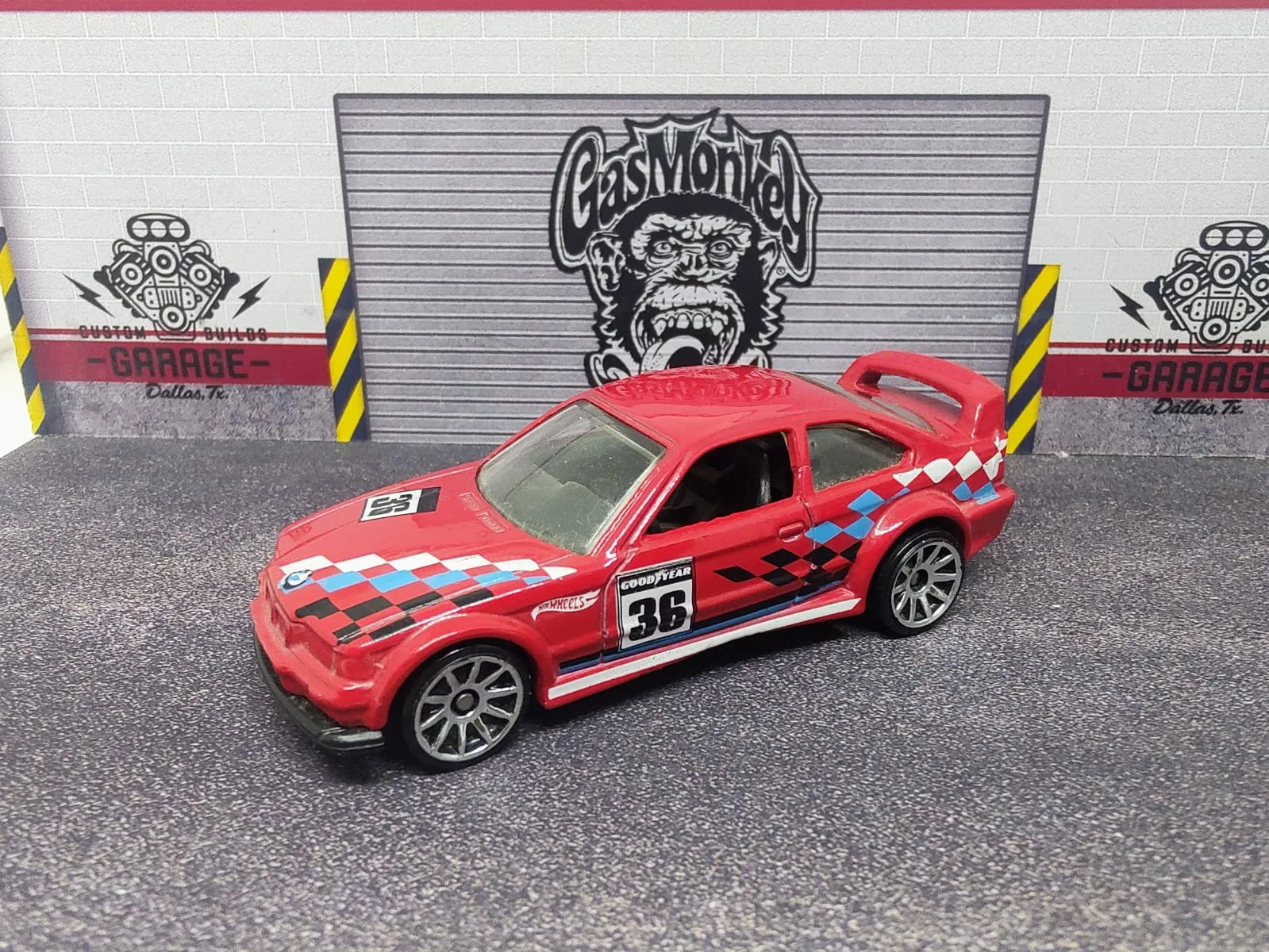 BMW E36 M3 Race — rojo con dameros blancos, detalles negros y número decorativo 36