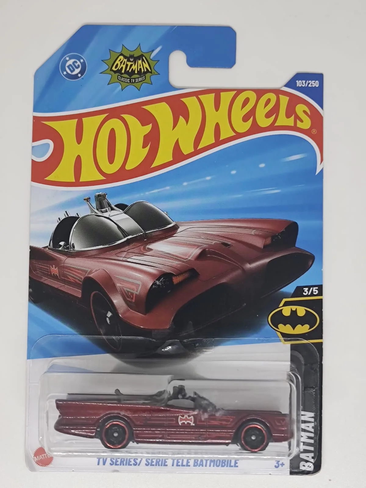TV Series Batmobile — rojo oscuro con decoración Batman y ruedas de aro rojo
