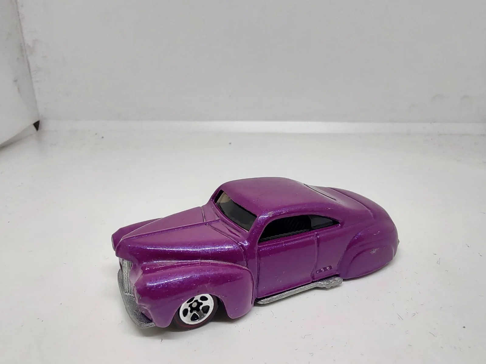 Tail Dragger — violeta con carrocería personalizada y ruedas traseras carenadas