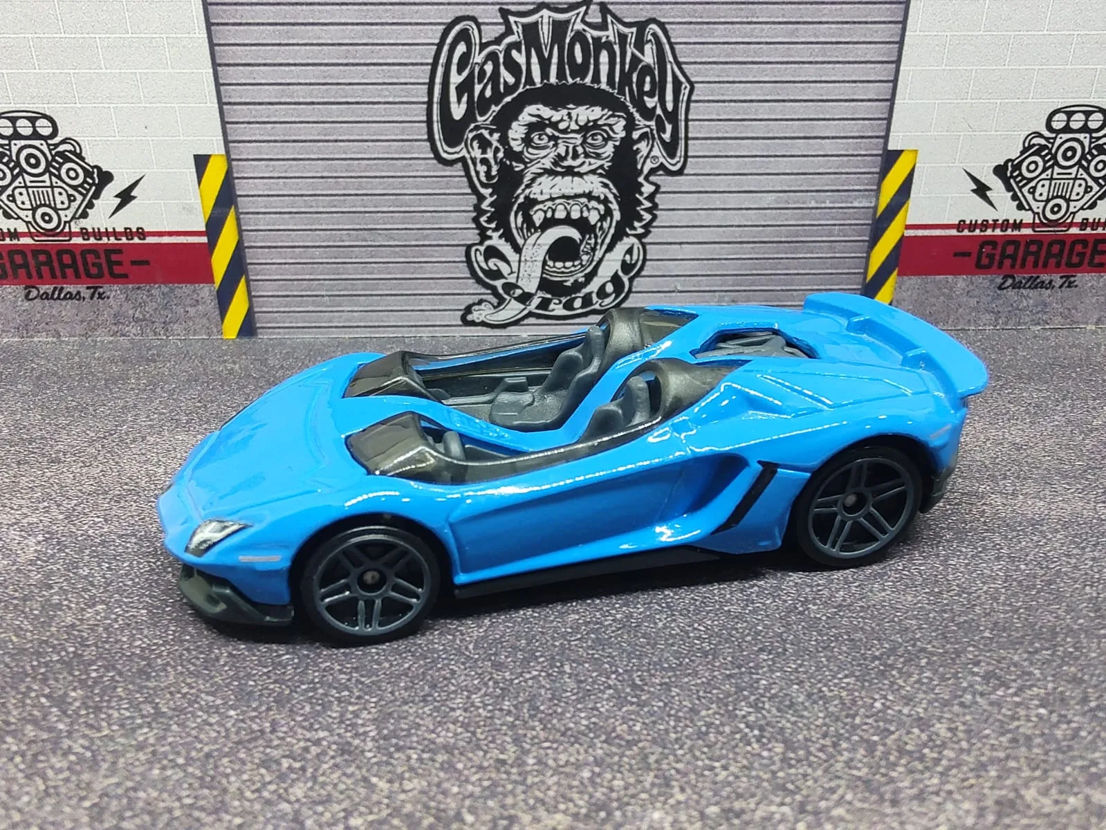 Lamborghini Aventador J — azul celeste, habitáculo abierto y detalles negros