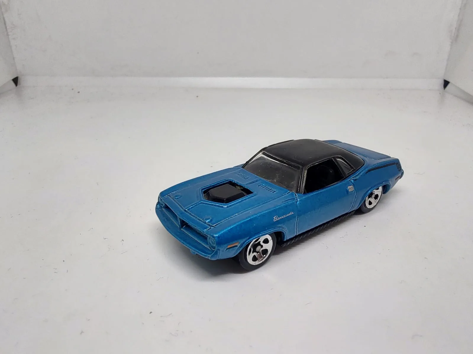 ’70 Plymouth Barracuda — azul con techo negro y toma de aire en el capó