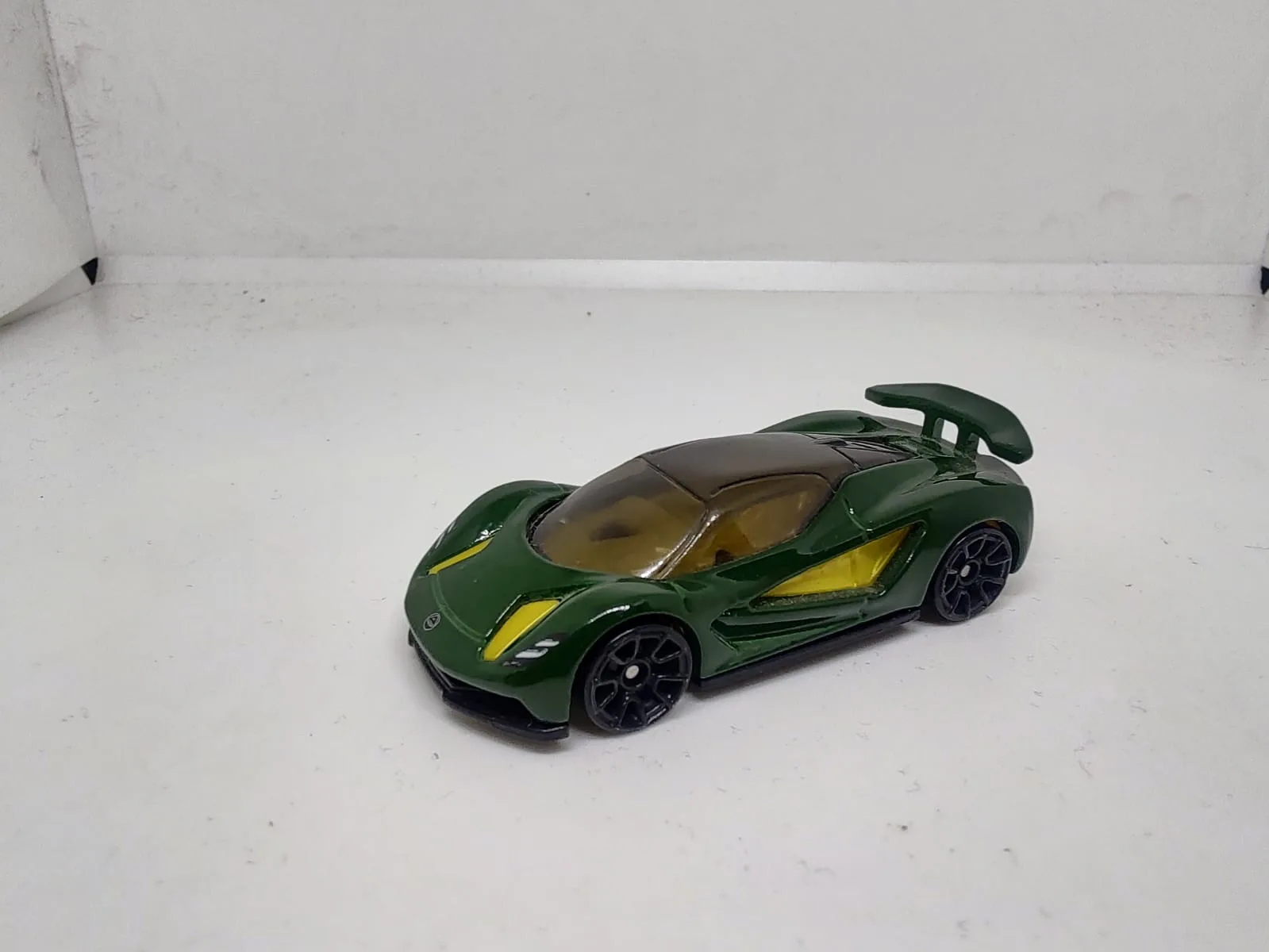 Lotus Evija — verde con detalles amarillos, cúpula ámbar y alerón negro