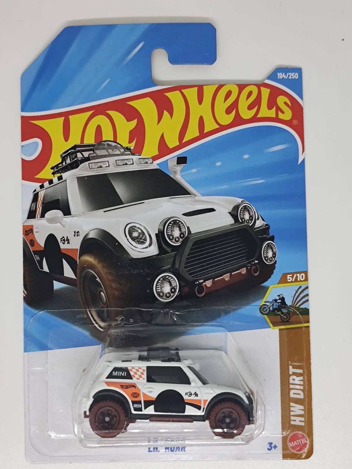 Li'l Roar — blanco con franjas naranjas, accesorios de techo y ruedas grandes