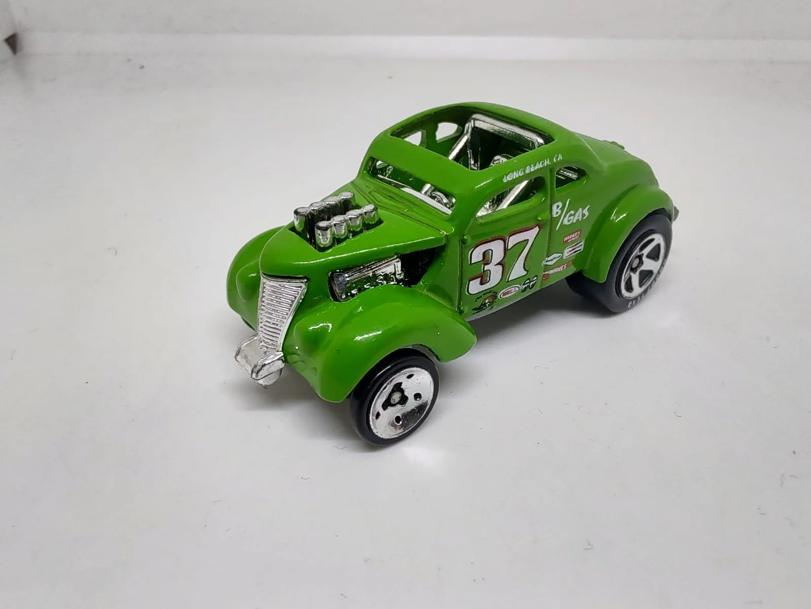 Pass ’N Gasser — verde con número 37 y motor expuesto