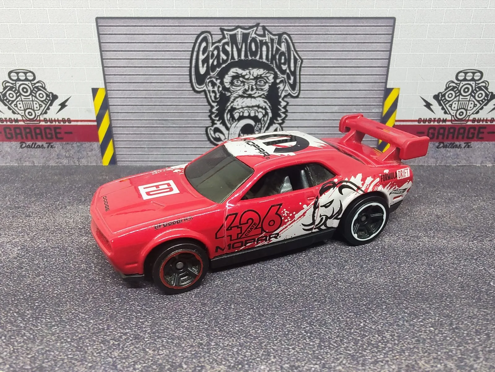 Dodge Challenger Drift Car — rojo y blanco, número 426, gráficos de dragón