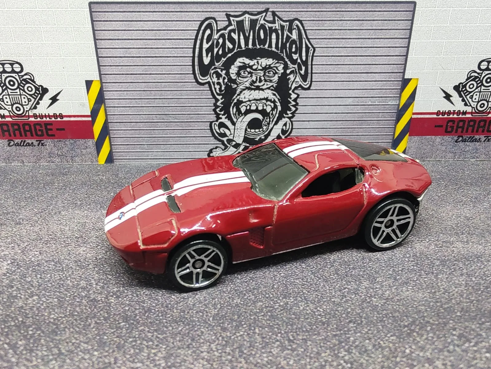 Ford Shelby GR-1 Concept — bordó con dos franjas blancas longitudinales y llantas plateadas