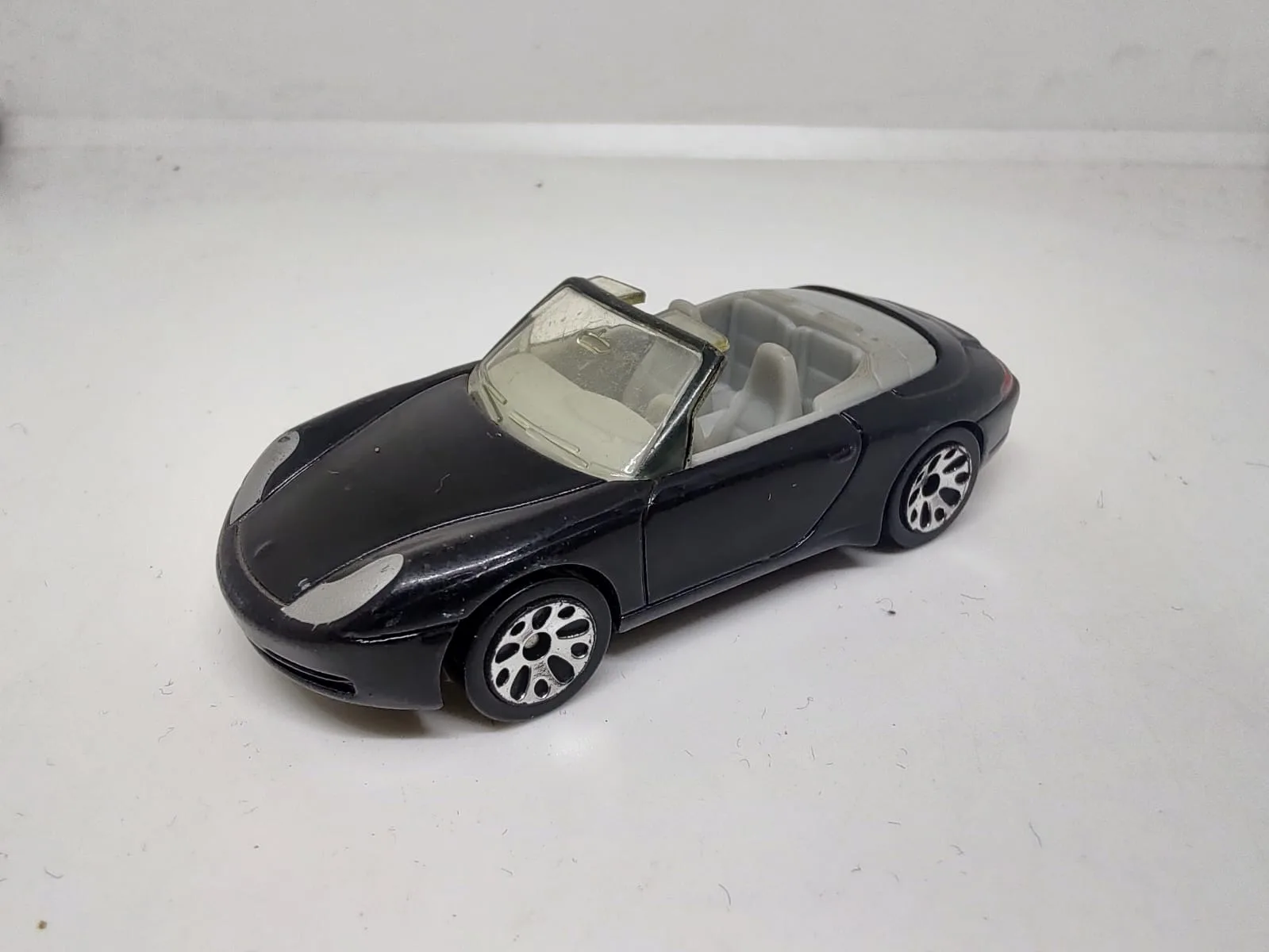 Porsche 911 Carrera Cabriolet — negro descapotable con interior gris
