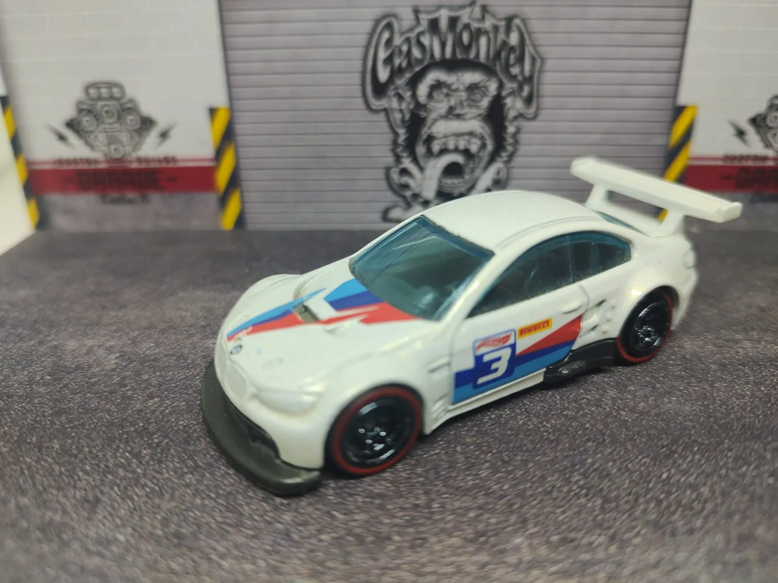 BMW M3 GT2 — blanco con decoración BMW de competición, número 3, alerón blanco y llantas negras de aro rojo