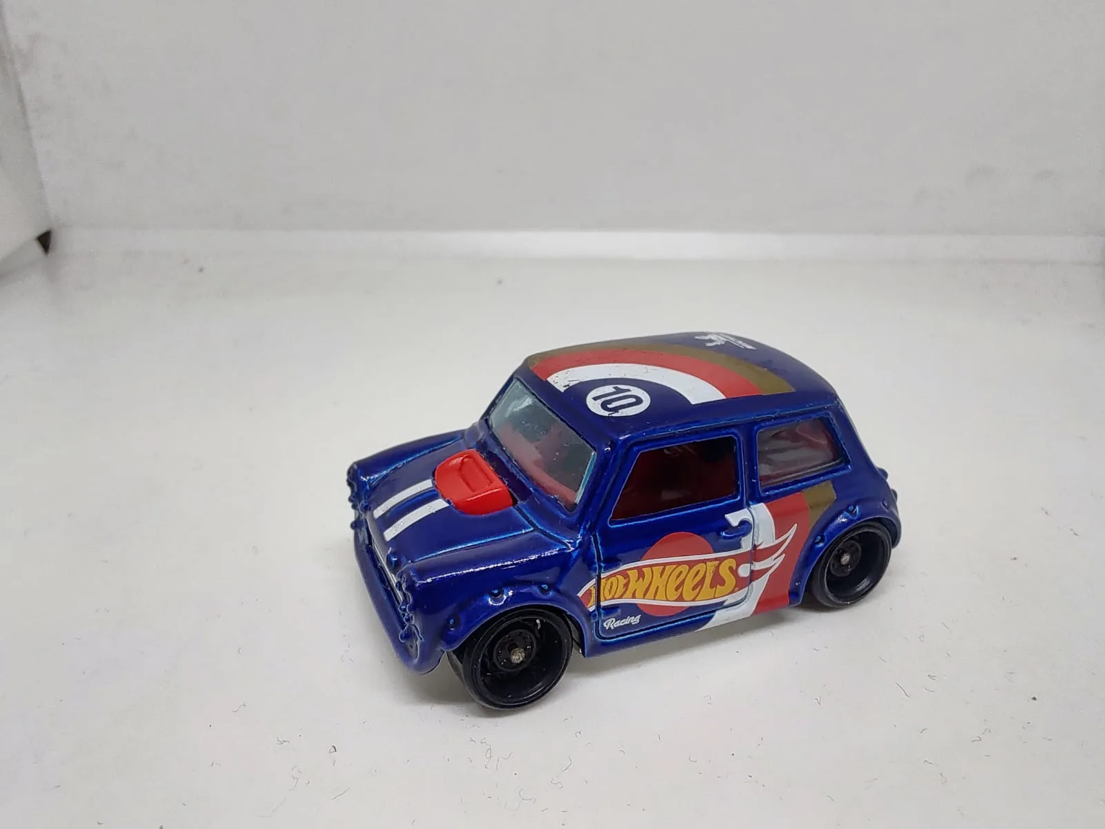 Morris Mini — azul con decoración Hot Wheels Race Team