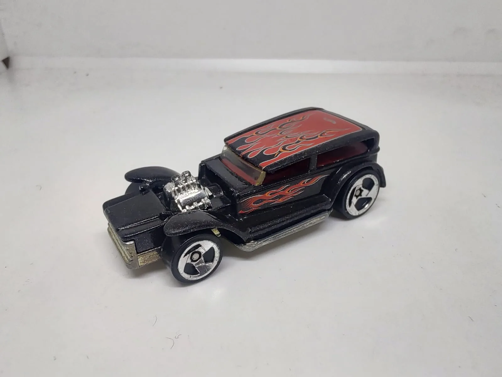 The Demon — hot rod negro con llamas rojas y motor expuesto