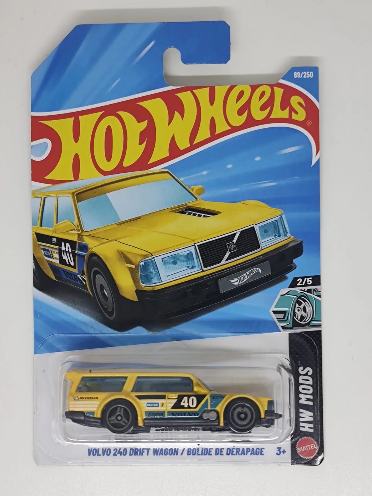 Volvo 240 Drift Wagon — amarillo con decoración azul y número 40